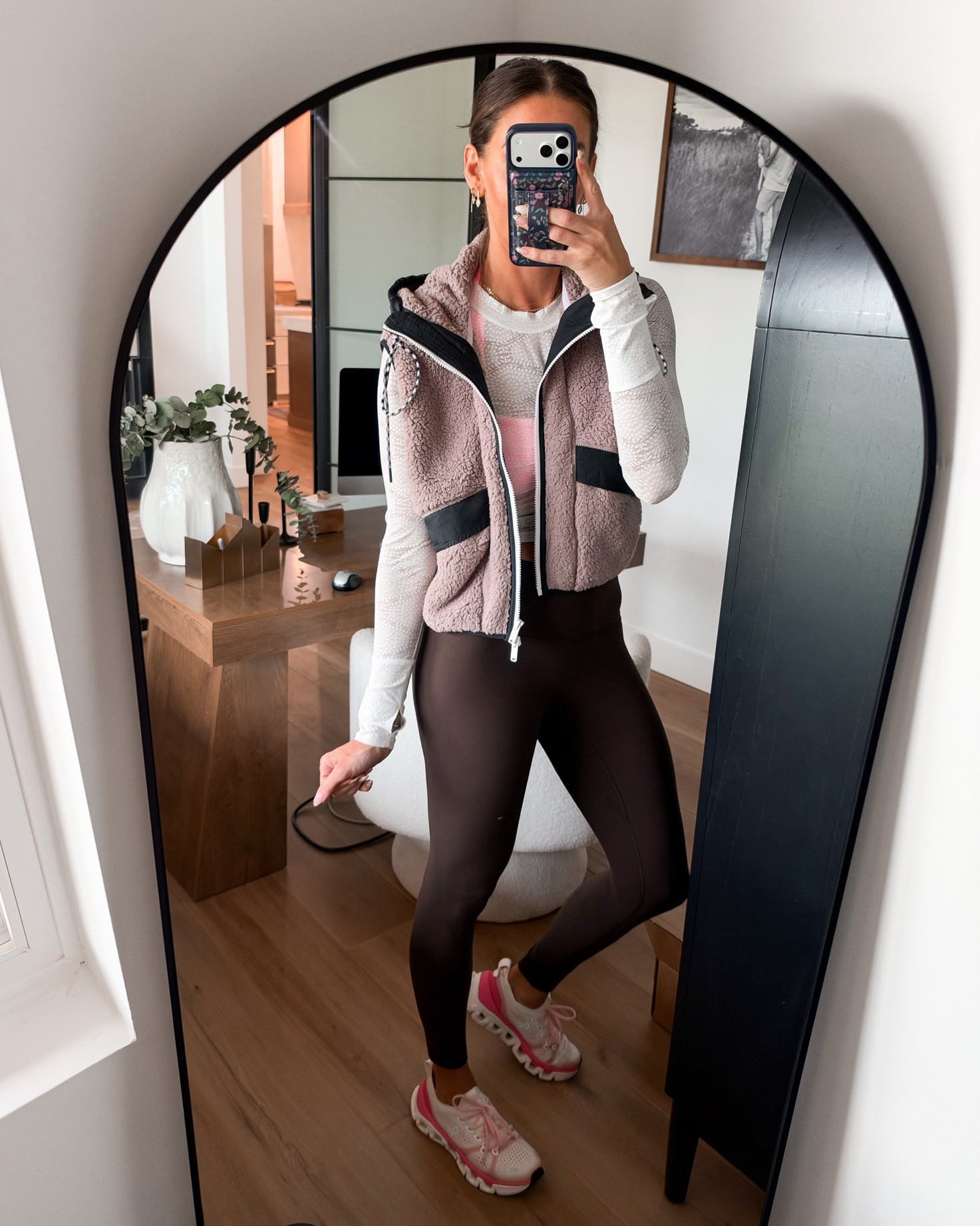 Vest-medium
Top-medium
Bra-small
Leggings-4
Sneakers-tts