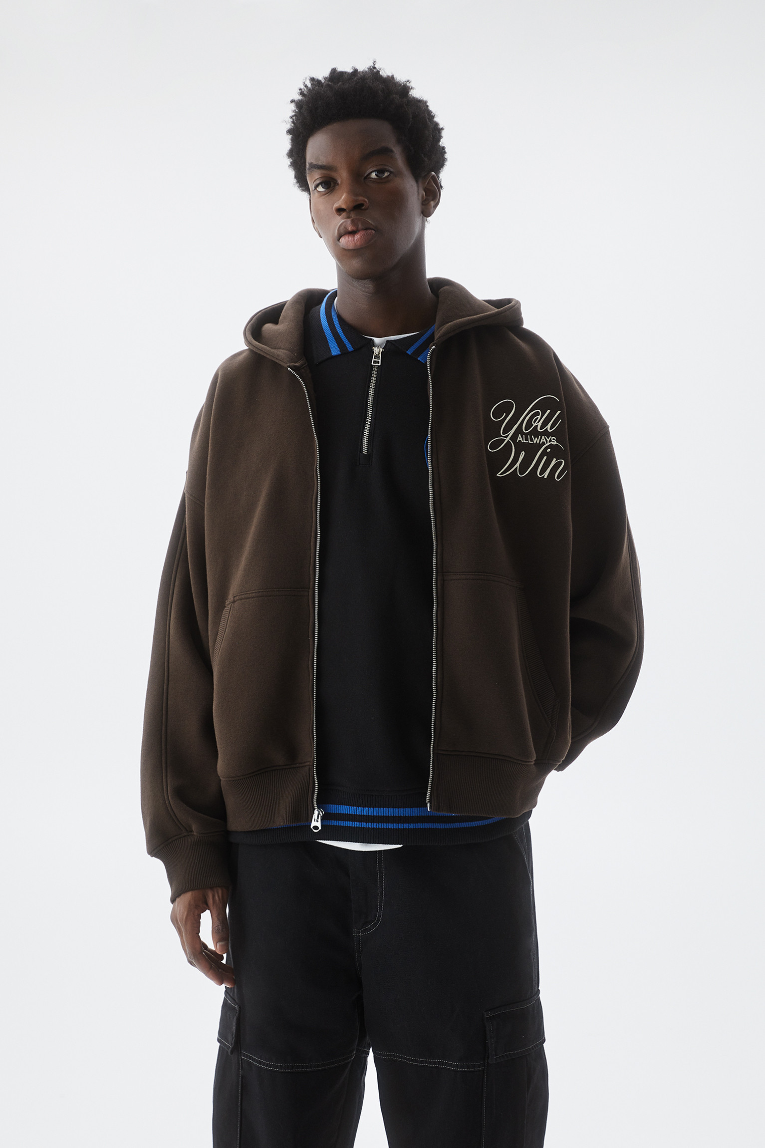 Braunes Hoodie mit Slogan-Stickerei und Reißverschluss | PULL and BEAR DE
