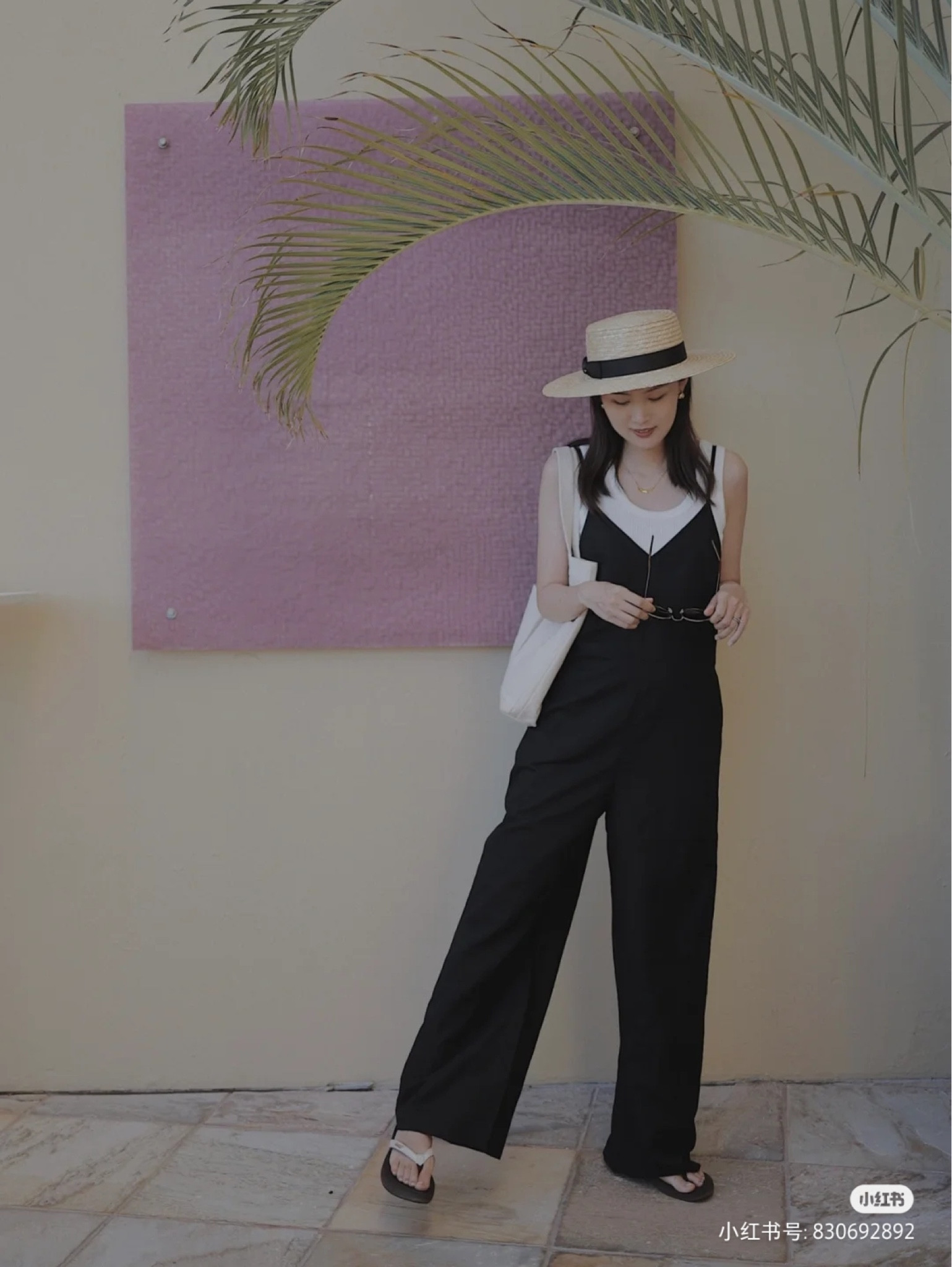 夏威夷OOTD 孕27周 黑白叠穿

#笔记灵感 #春夏叠穿大法
❤️超爱这身Look
◽️亚麻背带裤+内搭小背心
有一点点日系穿搭的味道

◽️黑白配很经典耐看
白色领口提高了视觉焦点 很显腿长

◽️舒适感也很强
亚麻质感的裤子很宽松凉快
还可以解放我的肚子

🌸太适合孕期穿啦！

-
👖背带裤 uniqlo
👚小背心 uniqlo
👒帽子 lack of color
👜包包 Muji
🕶️墨镜 Madewell
🩴鞋Reef
-
#LTKchina #LTKasia

#LTKstyletip #LTKshoecrush #LTKtravel