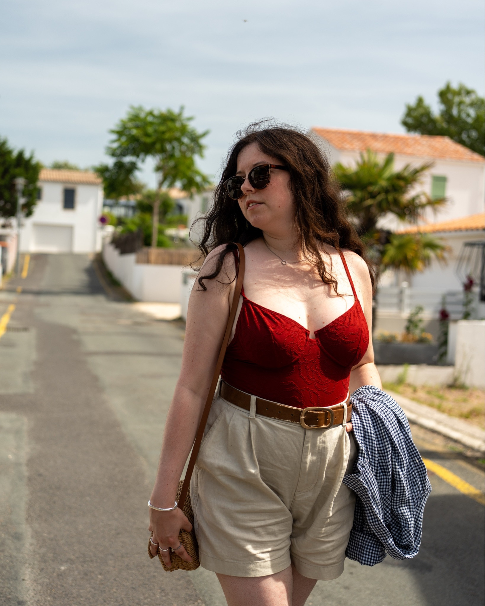 Et si on se servait de son maillot de bain pour penser son look ? ☀️
Qui dit été, dit plage et évidemment maillot de bain.
Pour ce look, j’ai choisi de l’intégrer comme une vraie pièce de la tenue, avec un short et une chemise en lin. Résultat : un look qui fonctionne aussi bien à la plage qu’en ville, sans avoir besoin de prévoir une deuxième tenue.

Tu fais partie de la team « le maillot reste à la plage » ou de la team « je le porte aussi comme un body » ?

#LTKsummer #LTKstyletip #LTKswimwear