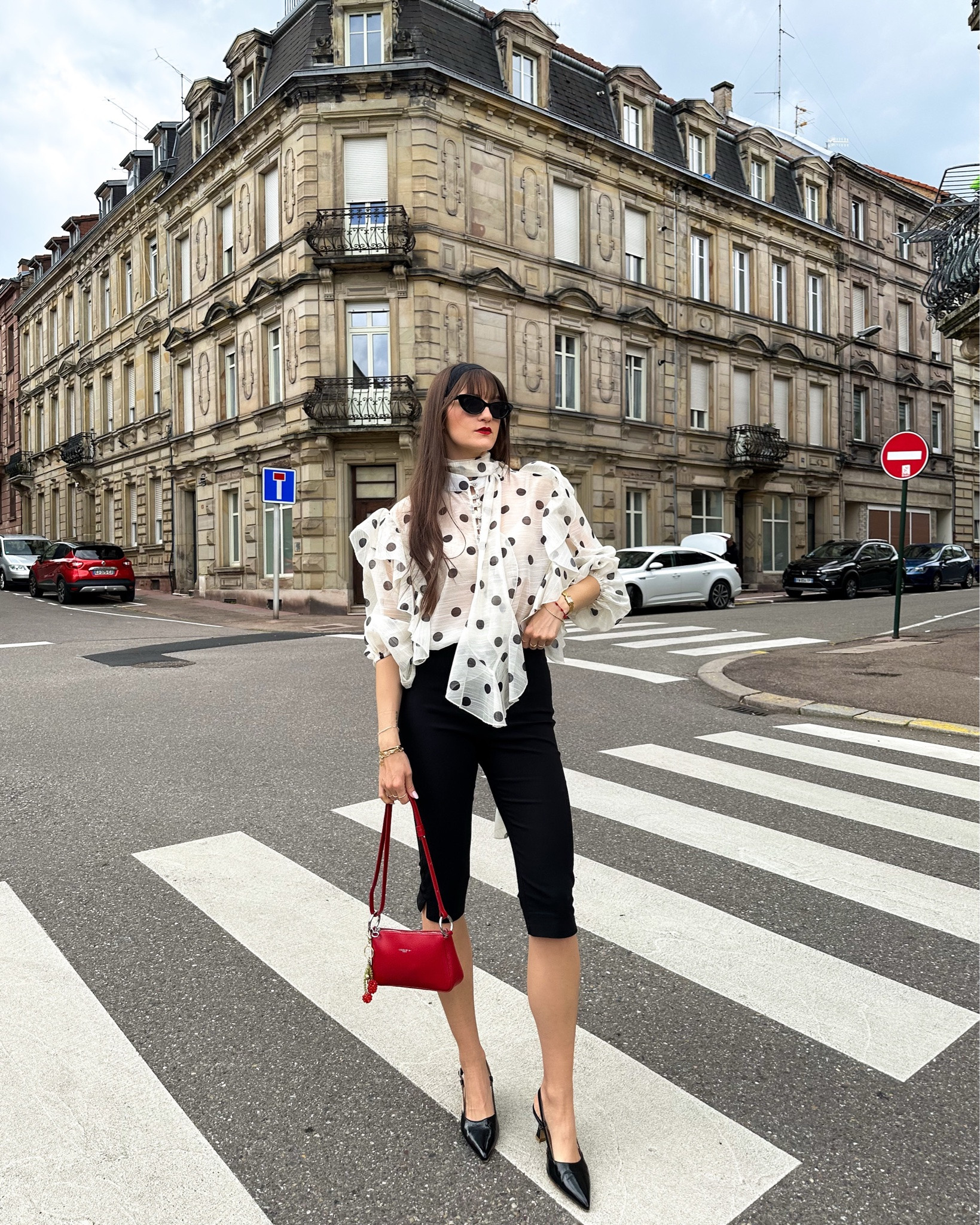 • Polka dots & capri pants •
Ma blouse à pois préférée, un pantalon capri et ma touche de couleur préférée pour un petit look casual chic… vous validez ? 

Lunettes Asos • Blouse @ladelia.brand • capri @jakes.fashion • shoes @jbmartinparis • Sac Sequoia 

#polkadots #tendancemode #inspirationmode #springstyles #capripants