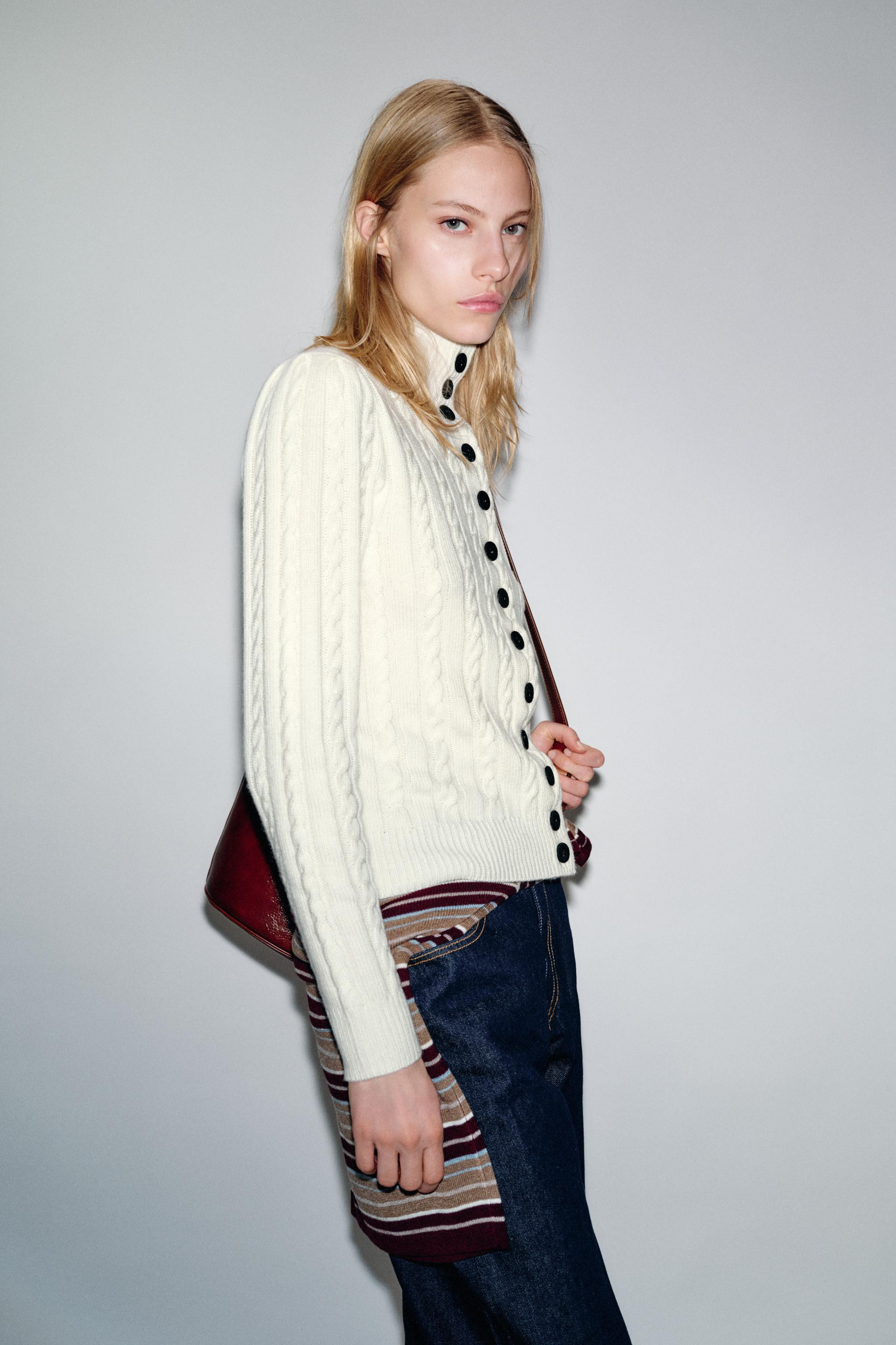 Round neck long sleeve sweater finished with buttons. | Zara US