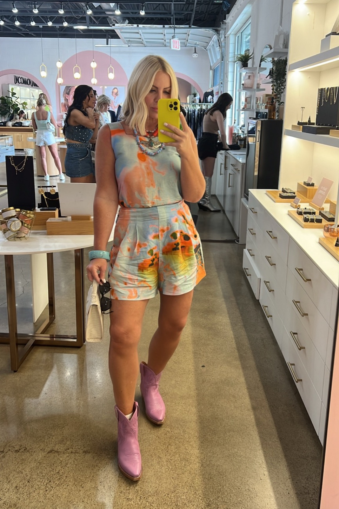 Summer Style in color 💜

Hunter Bell 
Hunter Bell NYC
What I wore
Casual 
Shorts



#LTKSeasonal #LTKstyletip #LTKover40