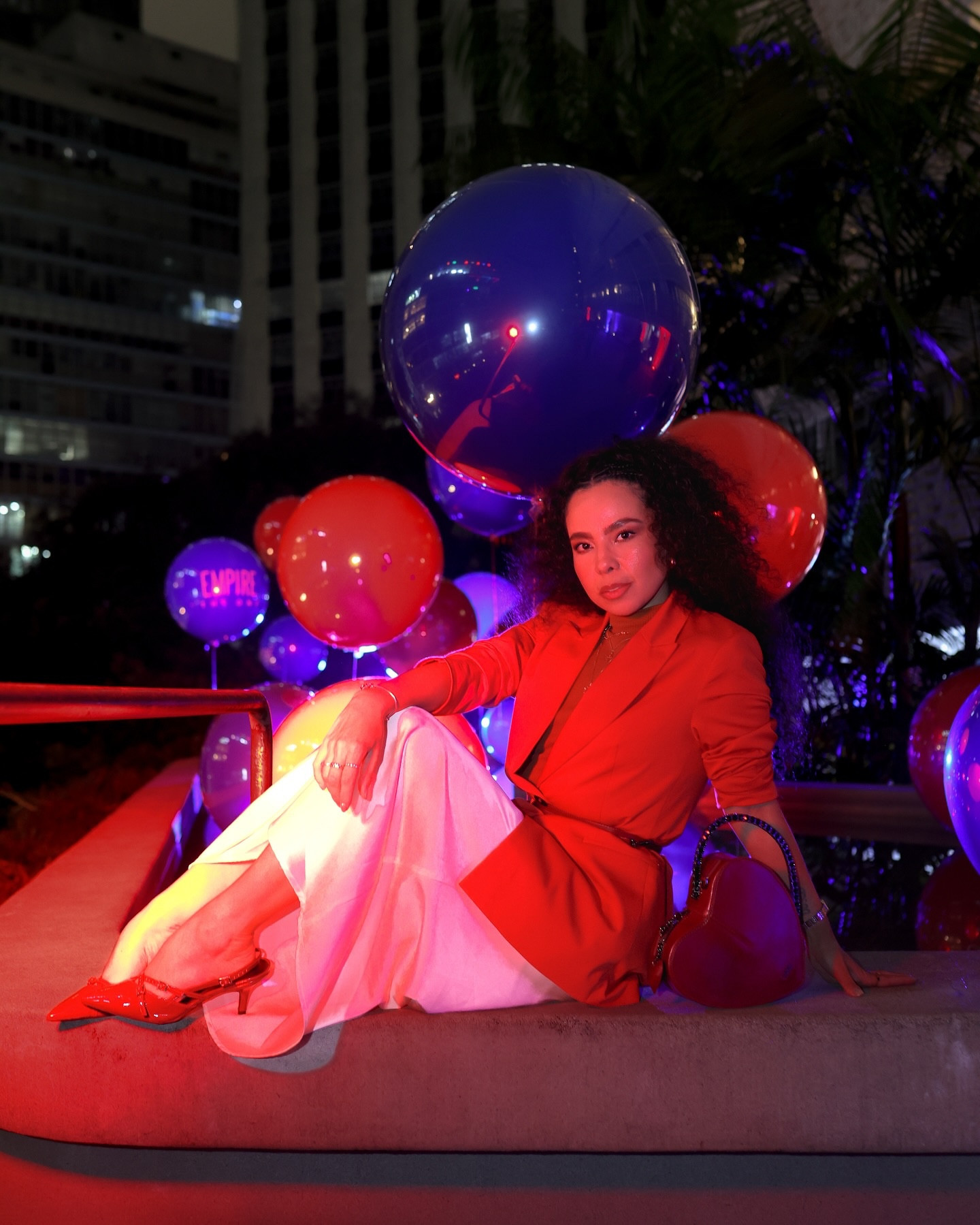 Uma noite, dois lançamentos, infinitas sensações.

Tive o prazer de viver uma verdadeira experiência olfativa no evento da @hinodeoficial — com direito a sofisticação, arte e perfumes que traduzem presença.

Grace Rouge Absolu é a essência da mulher que encanta e domina. Um floral marcante, envolvente, cheio de atitude.
Empire The One é a assinatura do homem que sabe o que quer. Amadeirado, intenso e simplesmente inesquecível.

Duas fragrâncias, um só propósito: deixar sua marca por onde passar.

Você prefere perfumes florais e envolventes ou os mais amadeirados e intensos? Me conta aqui qual é seu estilo olfativo!

#beleza #moda #perfume #intimasdaline #hair #cabelo #hairstyle #make #maquiagem #hinode #eaudeparfum