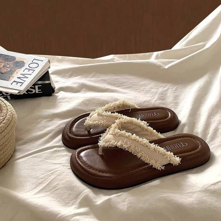 Sandalias Planas De Una Sola Pieza Para Mujer En Verano - Sandalias De Punta Abierta, Hechas De Material Suave De PU Y Tela Con Decoración De Flecos. Con Adornos De Encaje Y Detalles Decorativos En El Empeine, Combinadas Con Suela De Goma Para Un Ajuste Perfecto. Adecuadas Para Vacaciones, Actividades Al Aire Libre, Uso En Casa, Fiestas De Cóctel Y Eventos Diarios Al Aire Libre. Sandalias De Playa De Estilo Marrón De Punta Abierta. Corre Un Poco Grande Y Ancho, Pida Medio Número Menos Para Pies Estrechos O Delgados | SHEIN