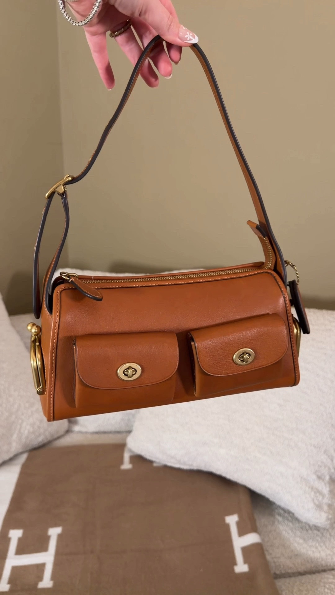 The new Coach Mini Haversack might be the mini bag I didn’t know I needed 👀👜

I thought the regular turnlock haversack was way too big so I was never interested, but the turnlock haversack 27 is the perfect size!

It has that classic Coach look, but in a tiny everyday-friendly size—and the shape is SO cute worn crossbody. If you love Coach bags, mini bags, shoulder bags, and small everyday purses, this one definitely deserves a closer look.

Would you carry a mini Haversack? 👀

#Coach #CoachBag