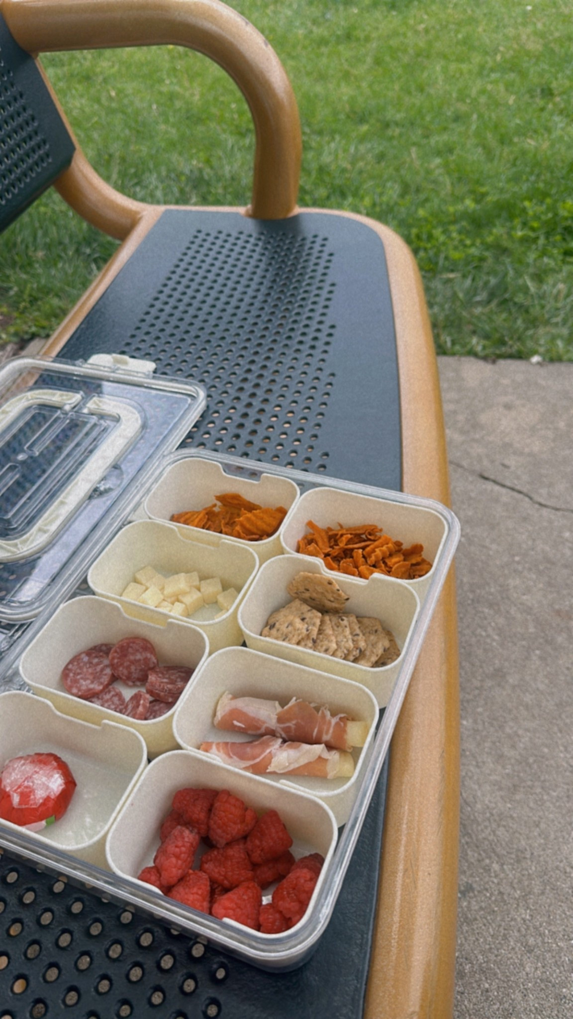 Snacks to the park made easy! Container | storage 