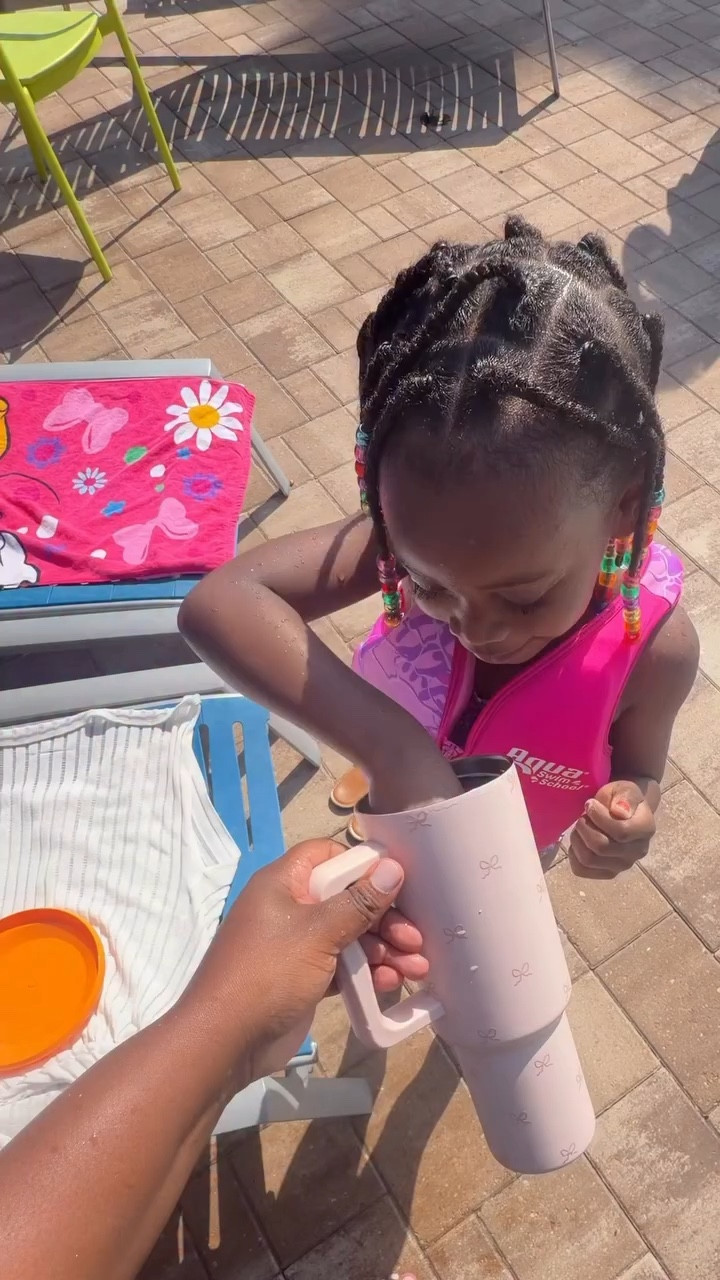 SAVE this hack for your next beach or pool day! 🌊
😋 comment POOL for a DM with the link to shop this post 

✨ SHARE this post & tag the person you’re spending your beach / pool day with!

#poolday #beachday #summerhack #momhack #momhacks101 

@shopsimplemodern @wylerslight italian ice pops