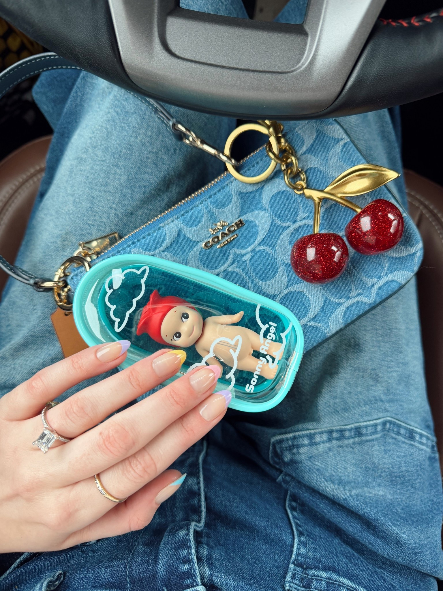 Bag and bag charms of the day ❤️

Coach outlet blue denim Nolita 19
Amazon cherry bag charm keychain
Sonny angel flower and bestie case