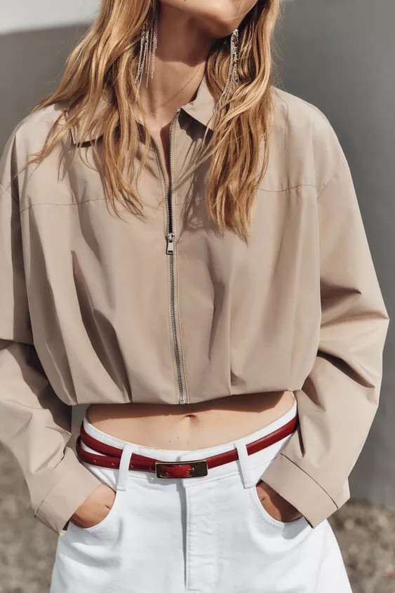 Lapel collared, long sleeve jacket. Pleated hem. Zip fastening at the front. | Zara UK