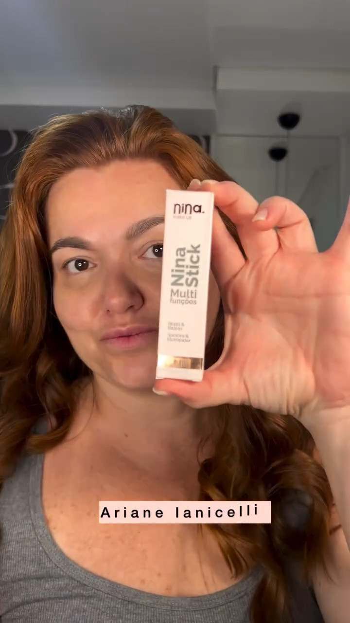 Hoje vou experimentar com vocês o Nina Stick da Nina Makeup na cor Peach! Ele é multifuncional: pode ser usado como blush, batom e até como sombra.

Apliquei com o pincel da Nina Makeup — de um lado fui mais leve, pra sentir a pigmentação e como ele espalha. E do outro lado já me empolguei e adorei o efeito mais marcadinho, subindo até as têmporas e aplicando um pouquinho nas pálpebras também.

Nos lábios, ele entrega uma cor suave, linda e super confortável! Resultado? Blush, batom e sombra prontos com um único produto. Prático, econômico, vegano e cruelty-free. Tudo o que a gente ama!

#NinaMakeup #NinaStick #MakeMultifuncional #BlushStick #MakeRápida #MaquiagemVegana #CrueltyFree #DicaDeMake #MaquiagemPrática #GlowNatural #PeachMakeup #BelezaReal #MakeDoDia #Multifuncional