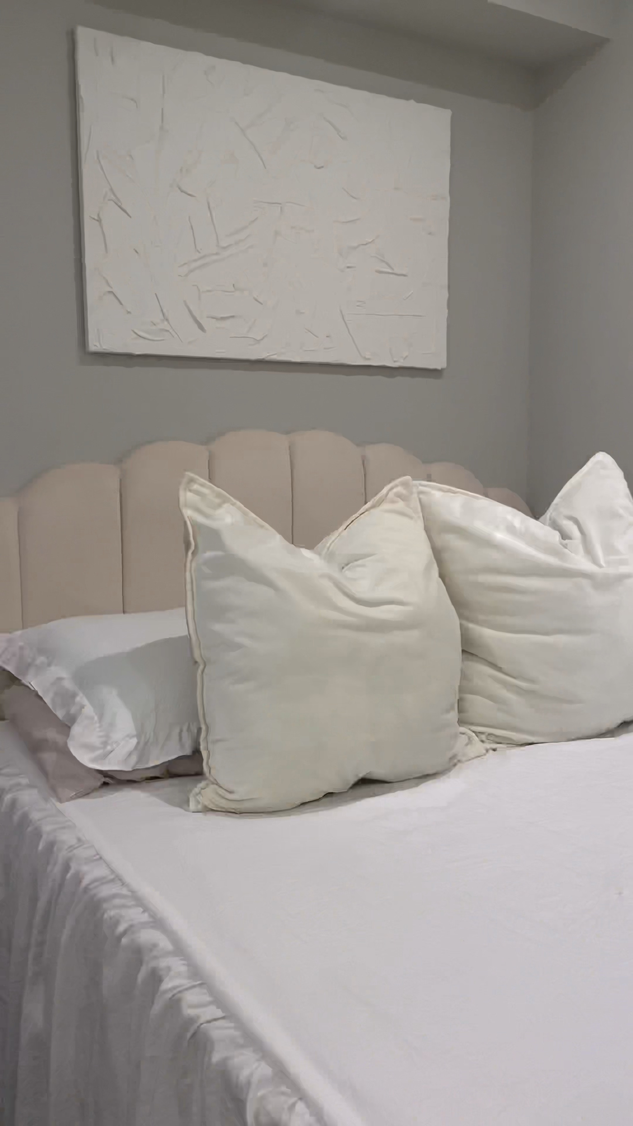 Such a clean and minimalist headboard for a simple space🥰

#LTKhome #LTKVideo