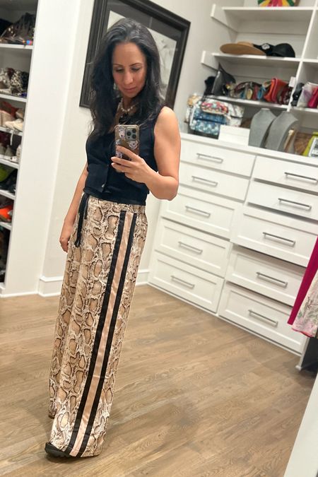Found these sold out pants second hand for yall. I'm wearing a medium, but it's roomy. These are comfortable & easy to wear.

#graduationparty #secondhand #sustainableshopping 

#LTKSeasonal #LTKOver40 #LTKStyleTip