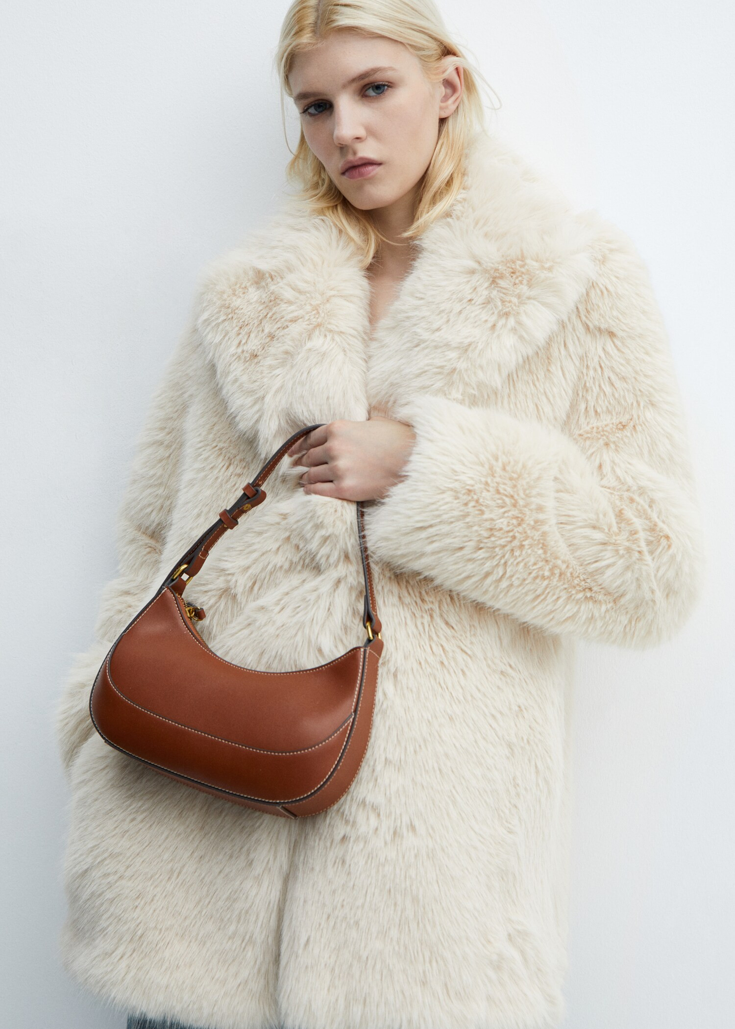 Oval short handle bag | MANGO (US)