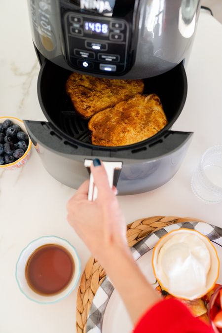 Thanksgiving morning made easy with @Walmart! 

#WalmartPartner 

The secret to my go-to, no-fuss French toast? Keep it simple with the air fryer, paper plates, plastic utensils — all found at Walmart at everyday low prices! 

#IYWYK #walmartfinds #ad