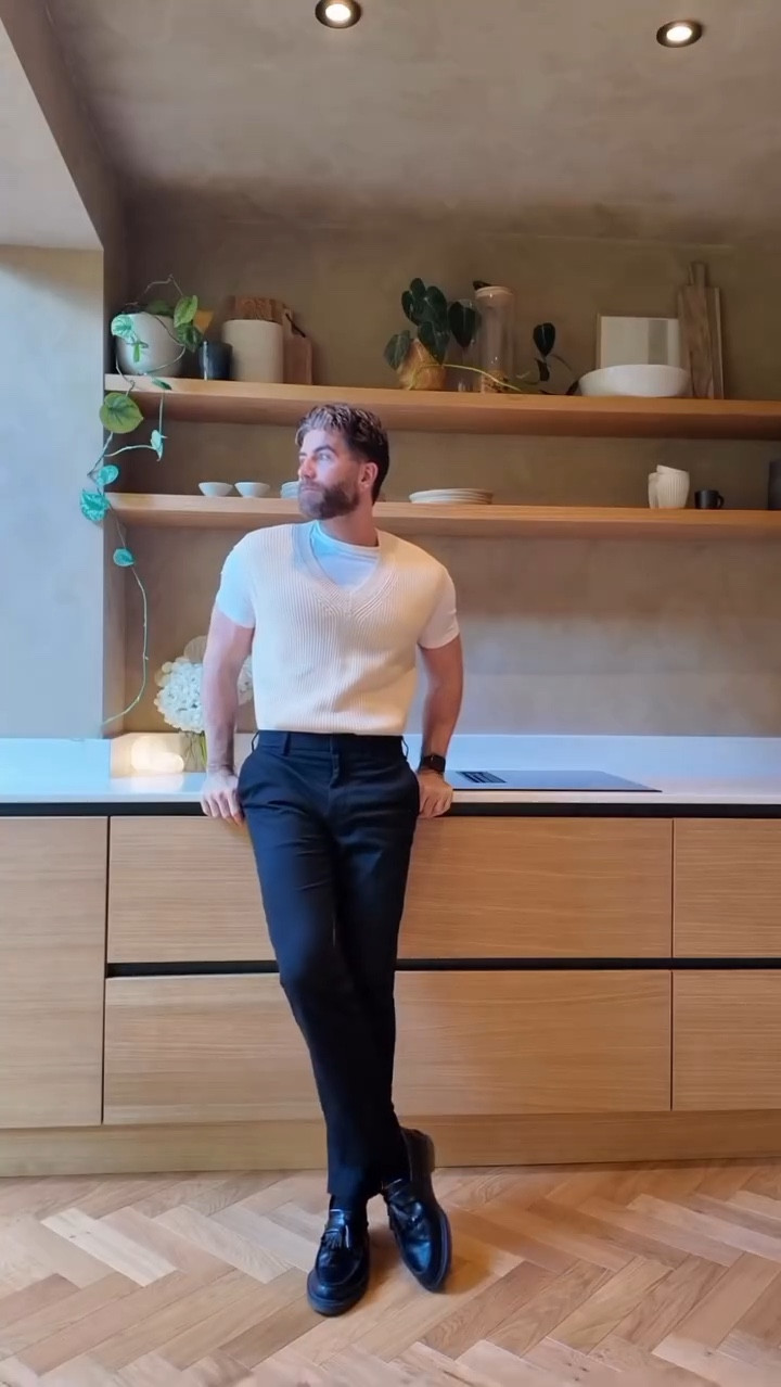 Lil evening outfit GRWM. Favourite of mine right now too what do you think? 

Tee & vest @marksandspencerman 
Fragrance @jomalonelondon 
Trousers @uniqloeurope 

#mensfashion #mensoutfits #mensstyle #ootd #grwm #style