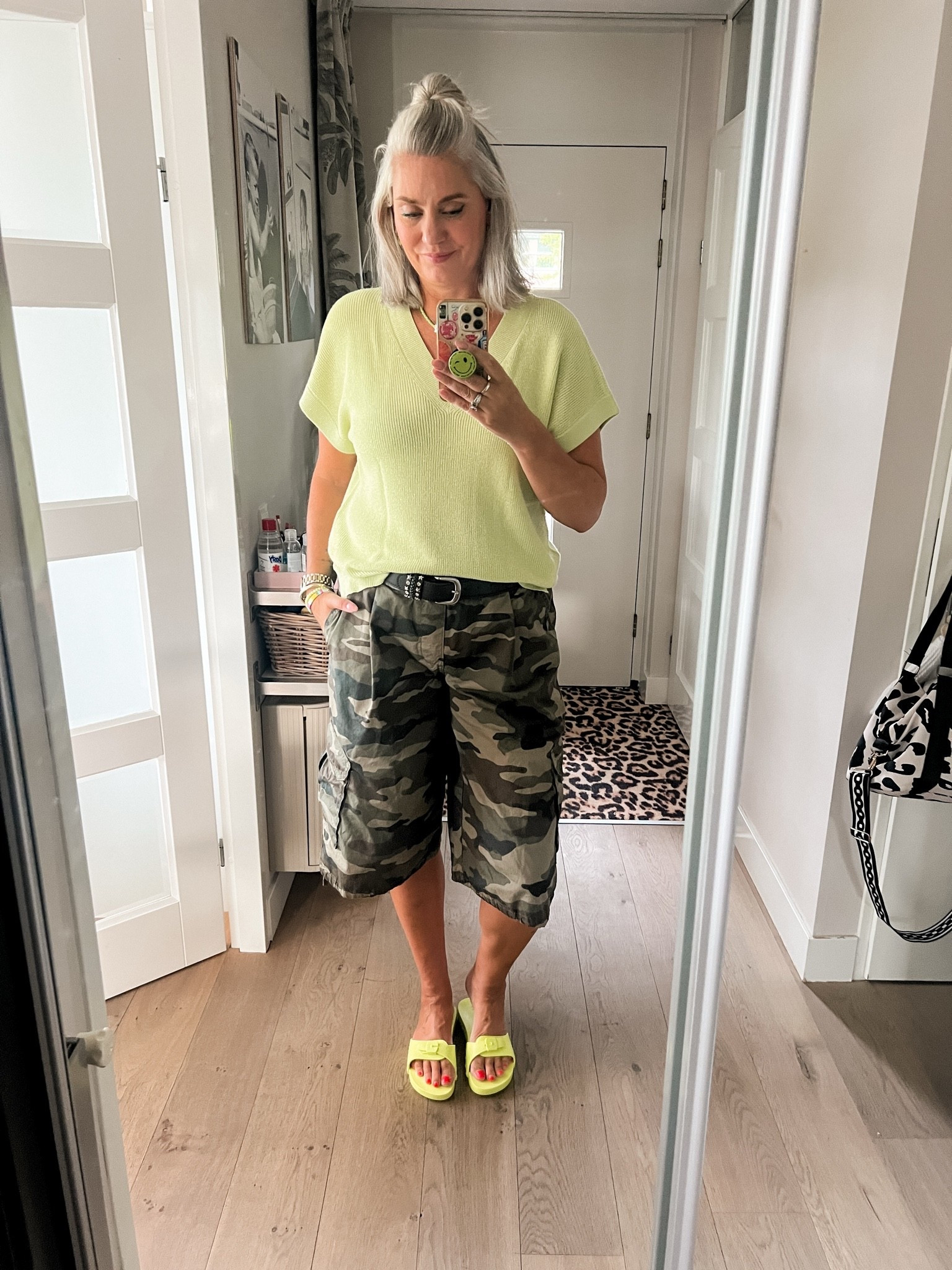 OOTD - Donderdag. Limegroene of gele top met een klein glittertje (oude collectie Vero Moda, M), groene ketting met visjes. Camouflage bermuda (L) en geel groene sandalen van Scholl via Best Secret.

#LTKnederlands #LTKeurope #LTKsummer