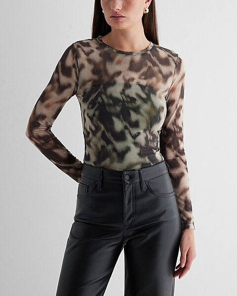 Fitted Mesh Printed Crew Neck Long Sleeve Tee | Express