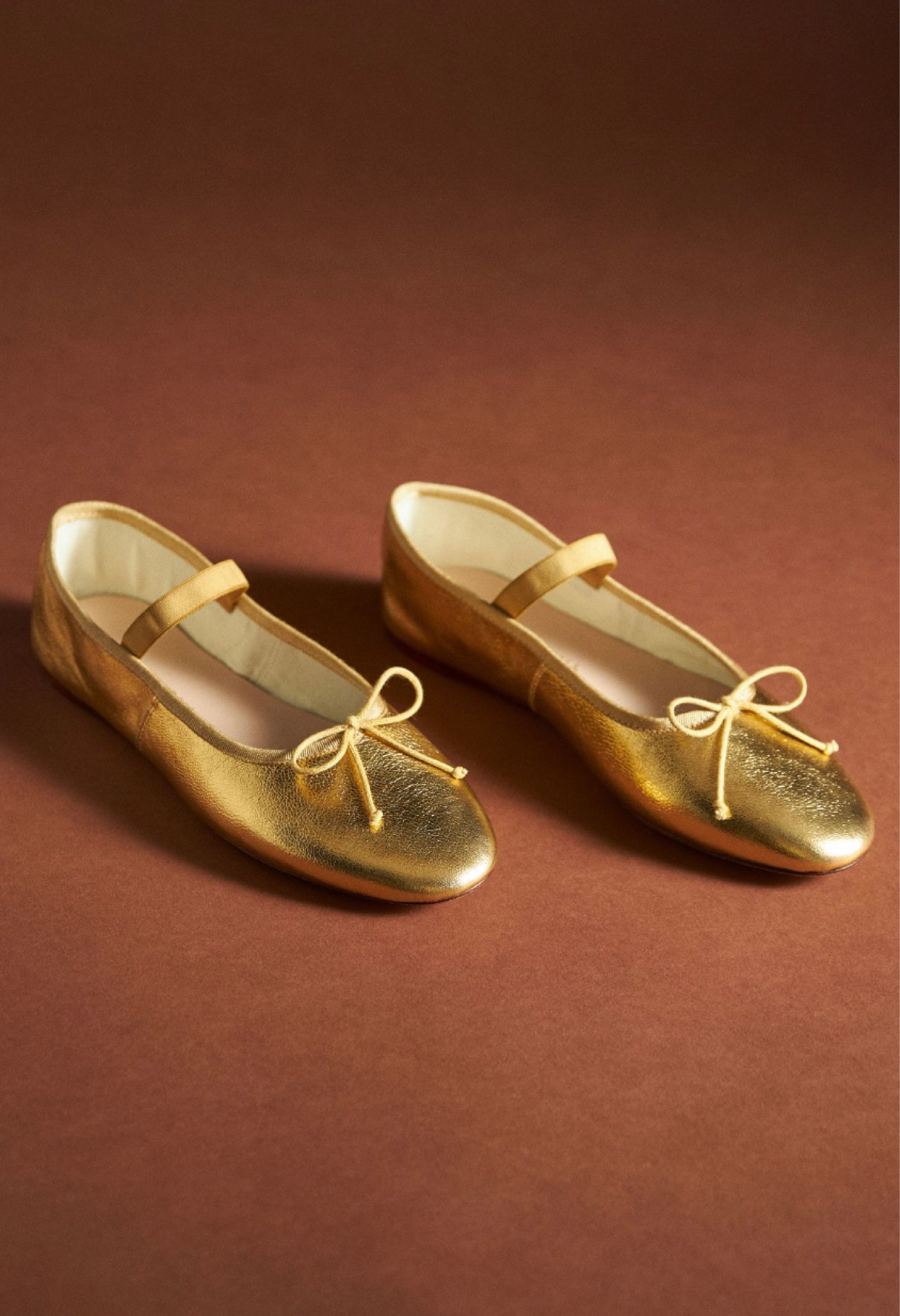 BRB, on a metallic shoe hiatus right now. So many styles trending for fall; flats are a must starting with the ballet and maryjane styles, and add in fun menswear inspired styles with a sparkle or two 😄 These are some of my @Anthropologie faves!

#anthropologie #shoeedit #metallic #maryjane # ballet

#LTKFind #LTKshoecrush #LTKstyletip