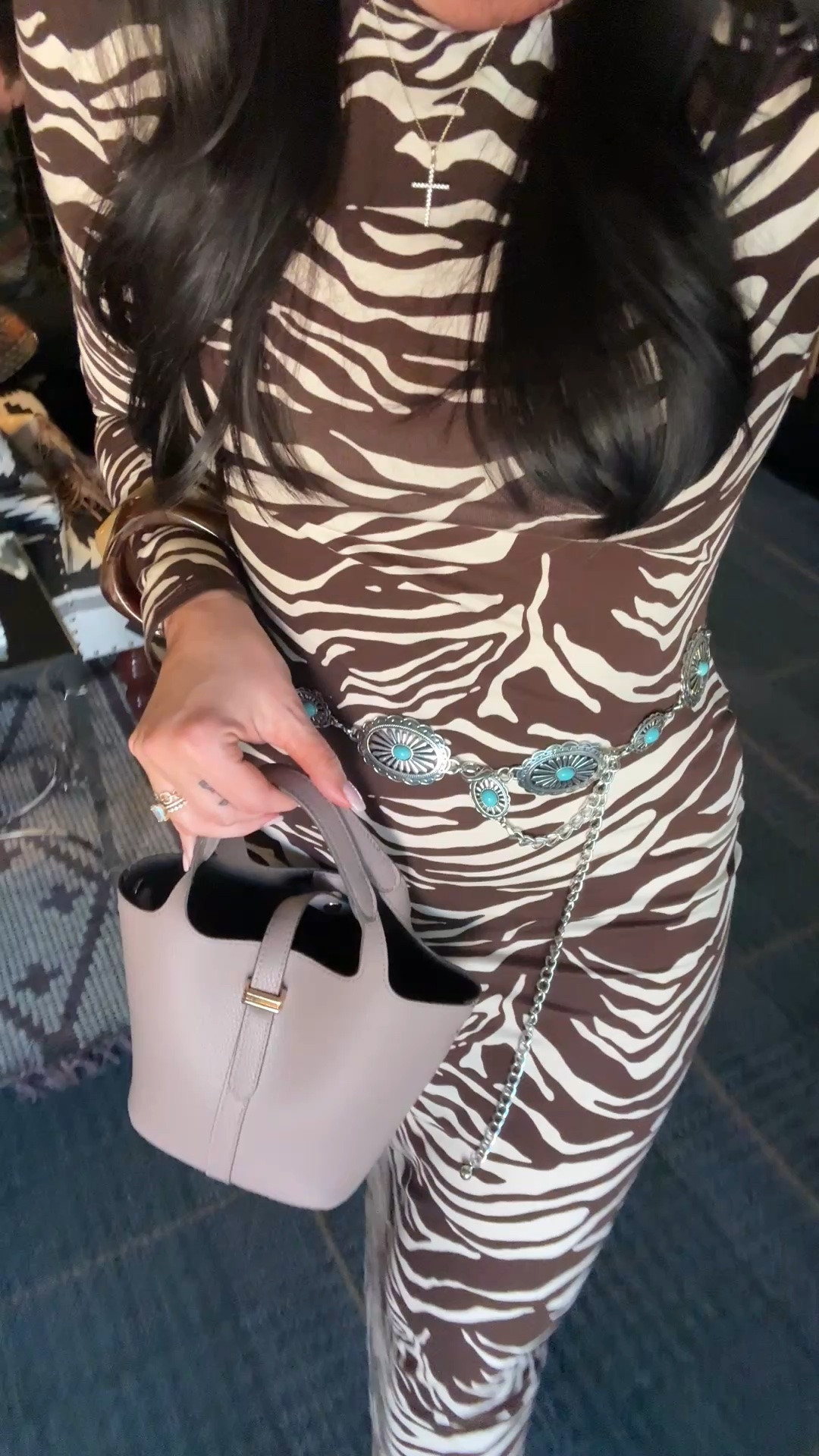 This adorable handbag is $14 TODAY ONLY!!! It looks $$

#LTKootd #LTKSaleAlert #LTKvlog