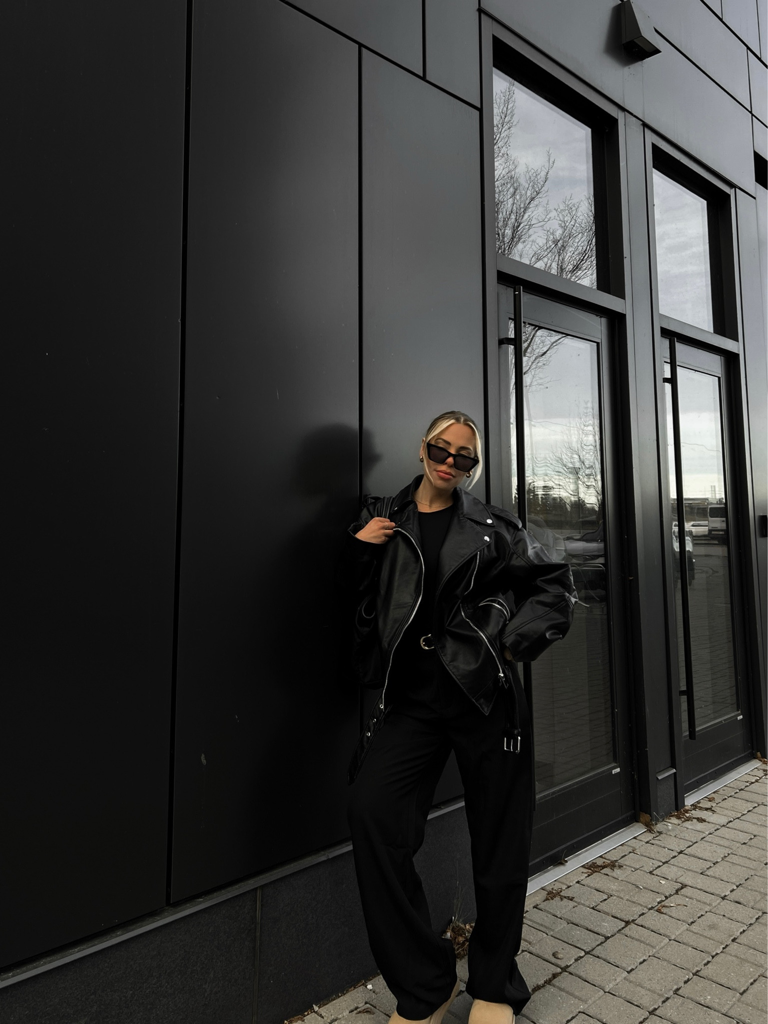 me 🤝 my oversized leather jackets

Leather jackets have been a closet staple for YEARS. The only thing that changes with the trends is the fit🖤 the fit is everything🔑 if your wanting to add a trendy leather jacket to your capsule wardrobe, I suggest going for and oversized look wether that be cropped or full length - like the one I’m styling here🫶🏻

#LTKstyletip #LTKSeasonal #LTKfindsunder100