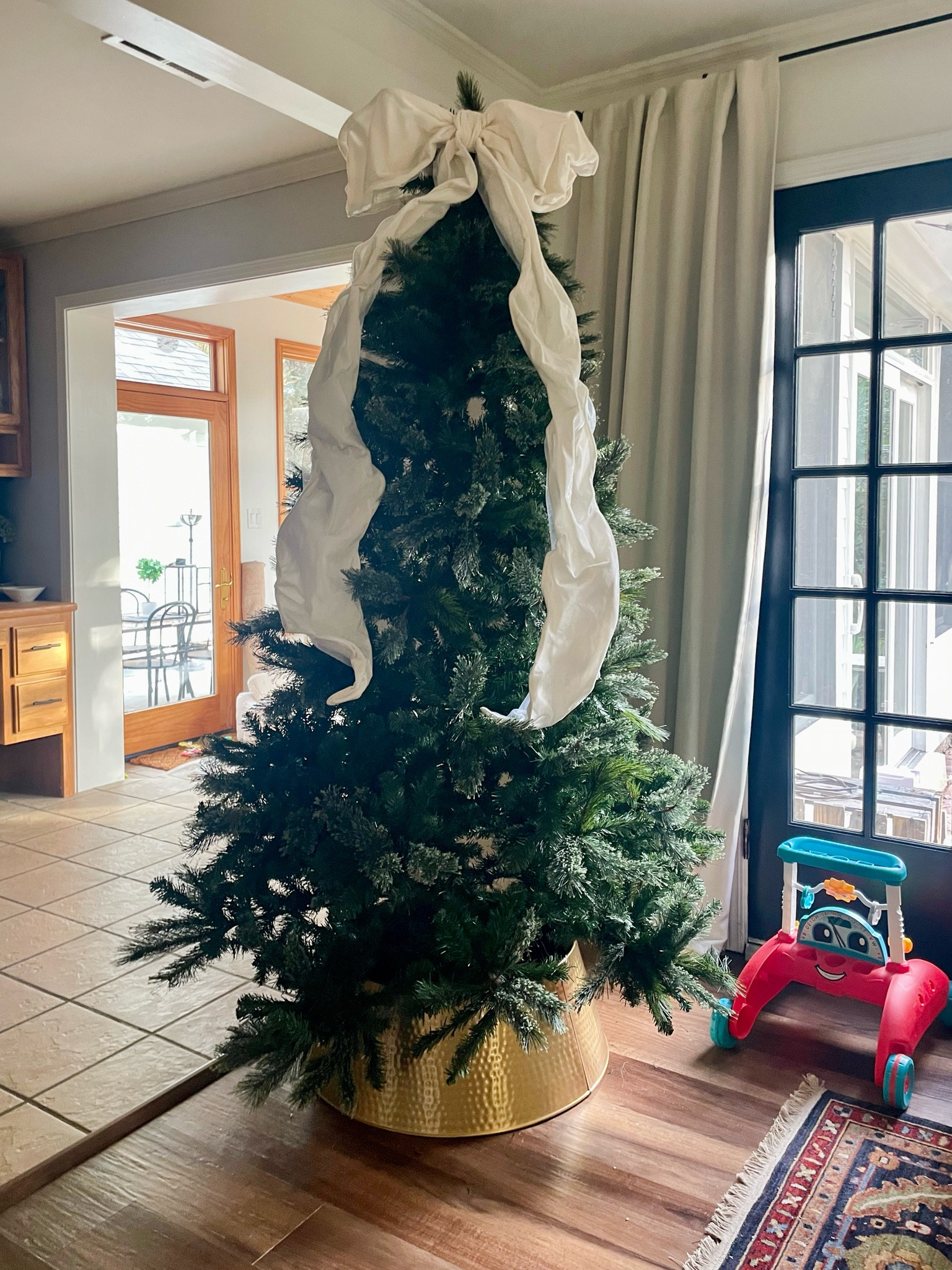 Pottery Barn Christmas
Big White bow tree topper
Hammered brass tree collar


#LTKHome #LTKSeasonal #LTKHoliday