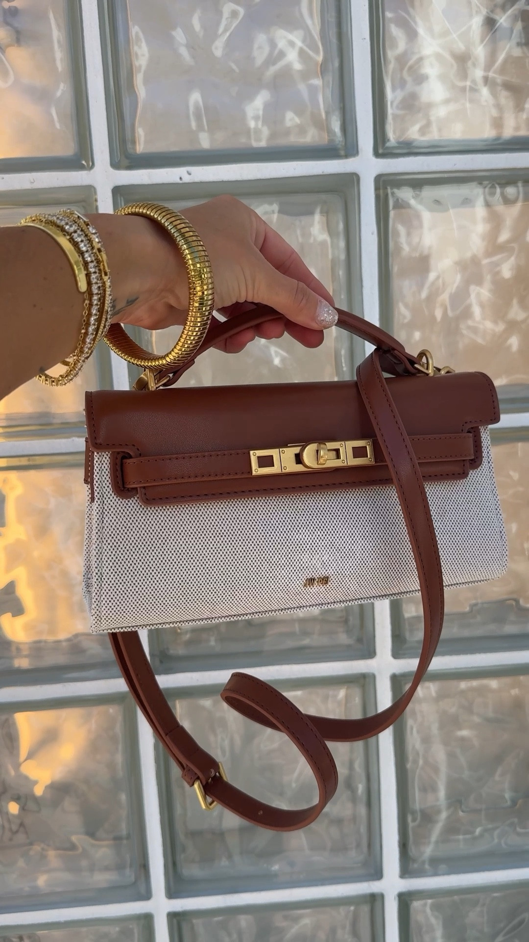 *NEW* Arrival — on sale & under $100 

Lining Material: Vegan Leather
- Interior Slit Pocket
- Detachable and Adjustable Strap


#LTKFindsUnder100 #LTKSaleAlert