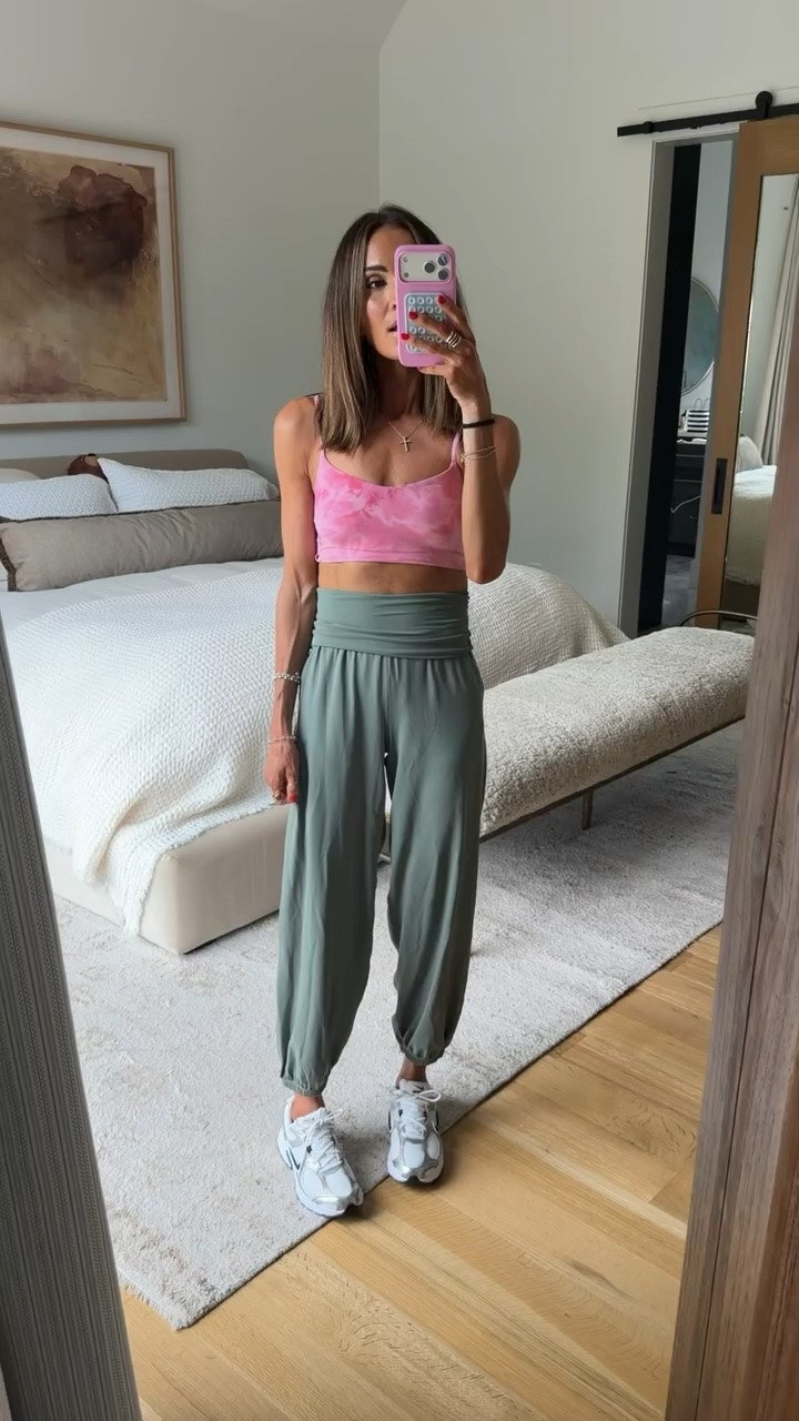 These pants are literally the definition of buttery soft 🙌🏼🙌🏼 super easy to dress up or down, and come in a few cute colors! 🤍