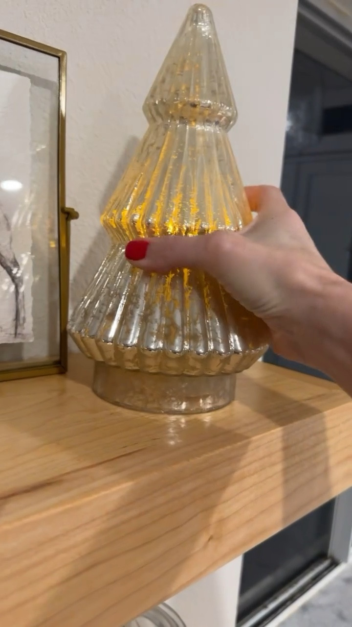 Walmart has such classy Christmas decor this year. #christmasdecor  The ambiance is amazing!