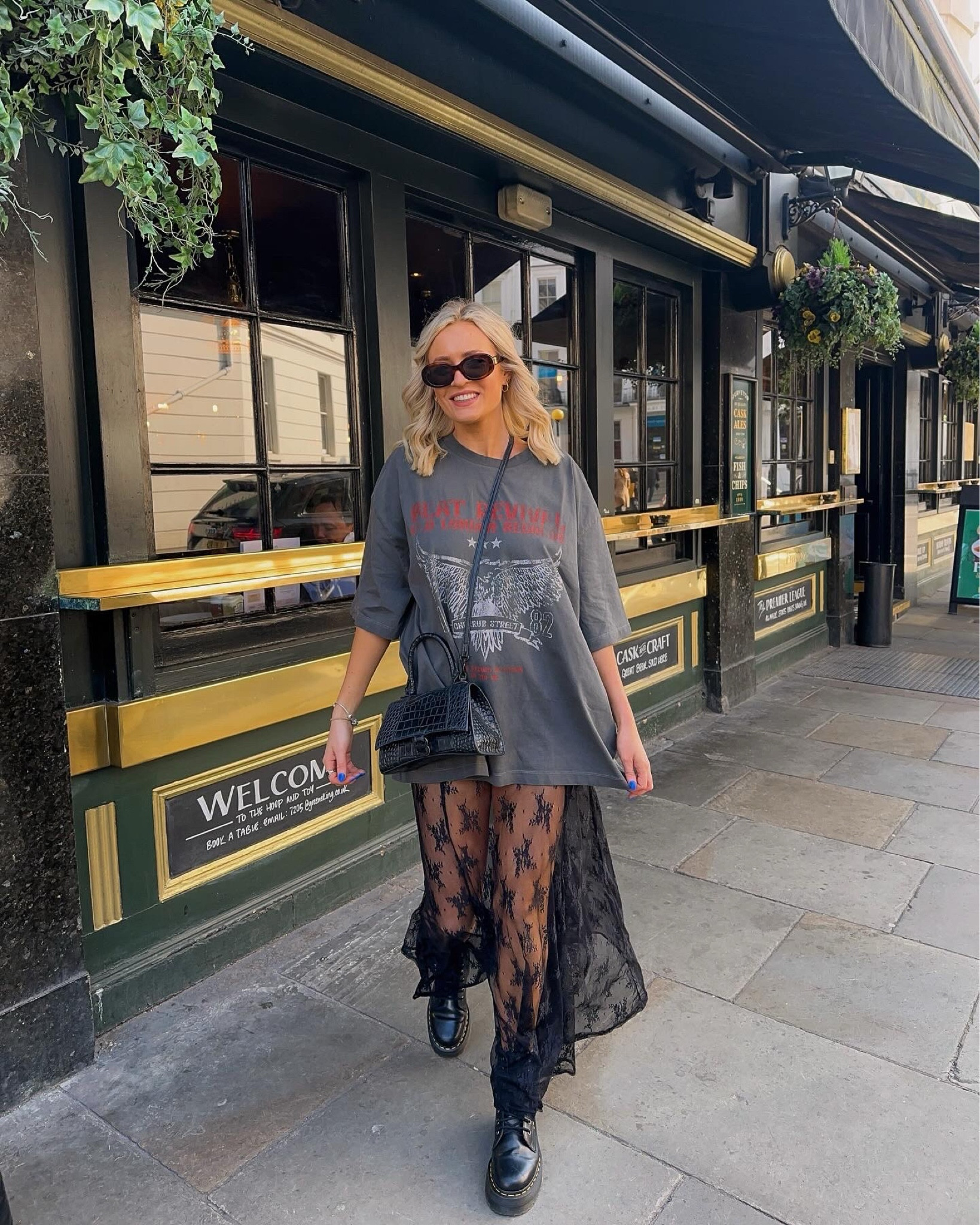 Always love a London trip 🖤❤️

Band t shirt, lace skirt, festival outfit, rave outfit, spring outfit, grunge style 
