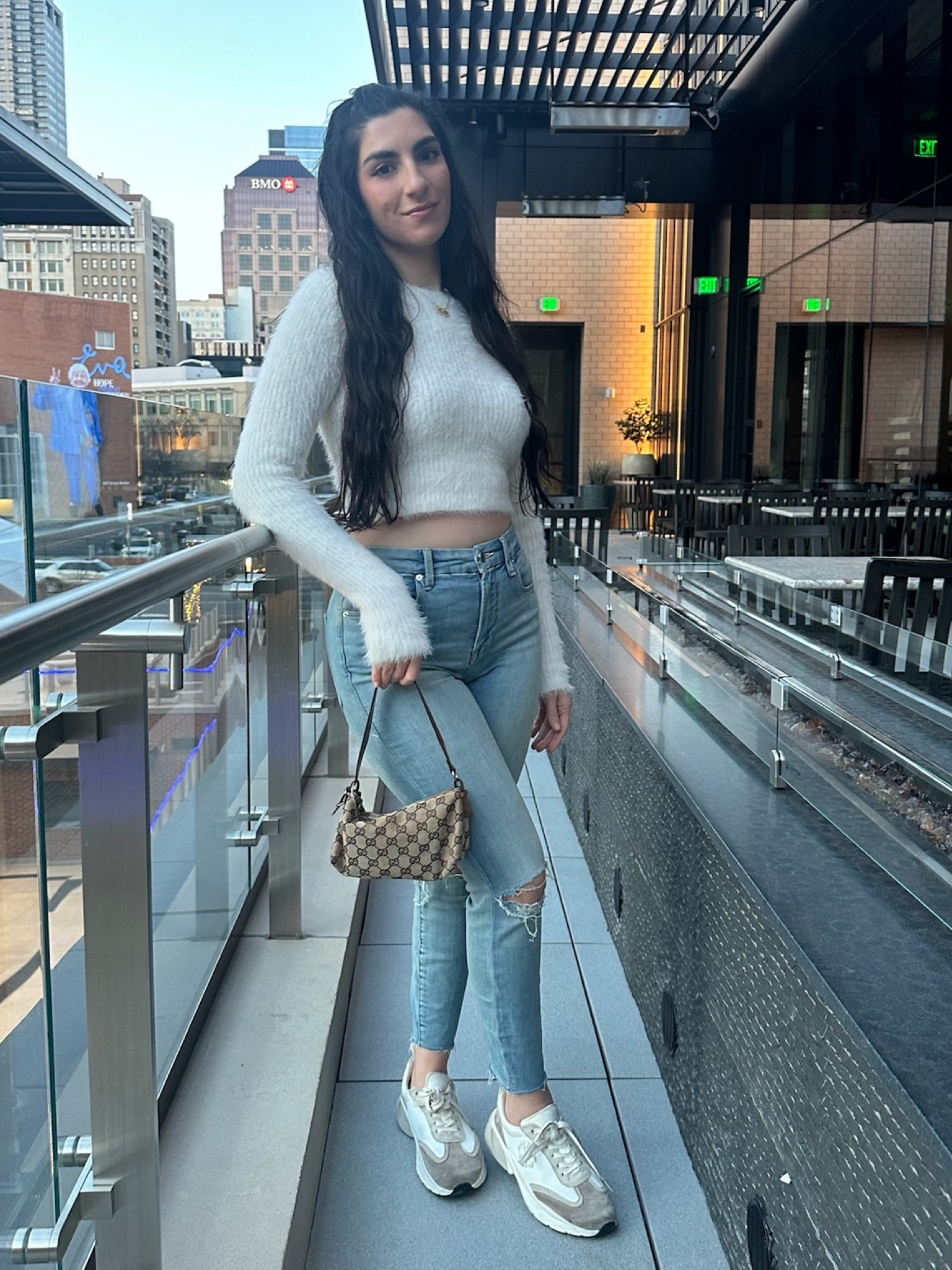 Good American skinny jeans

White sweater from Zara

Vintage Gucci bag

Tory Burch chunky trainers 