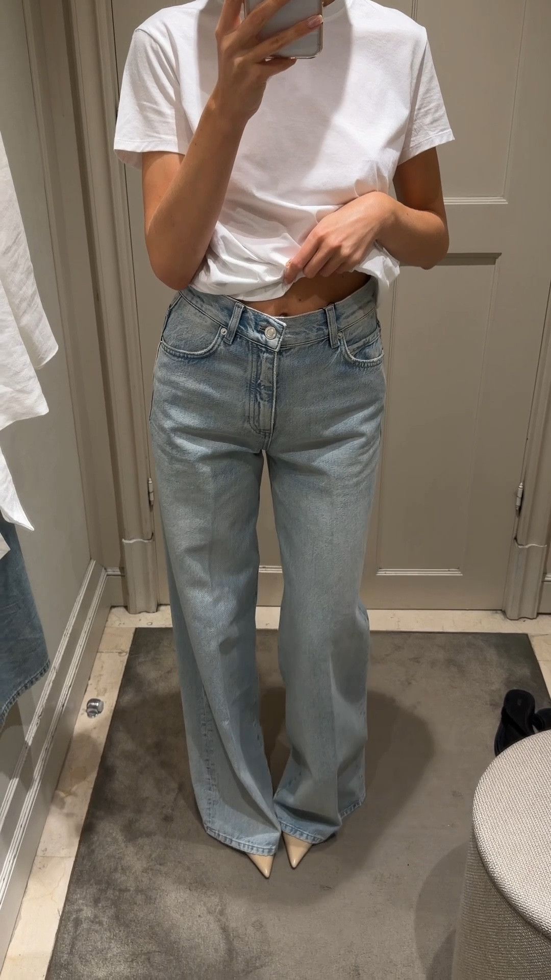 The perfect high waist jeans 🤌🏼 I’m wearing size 34 and I’m 173cm 🫶🏼 I especially like these jeans with heels or heeled boots. If you have wider hips and you’re between sizes, I’d go one size up! Otherwise stick to your usual size 💕


#LTKspring #LTKjeans