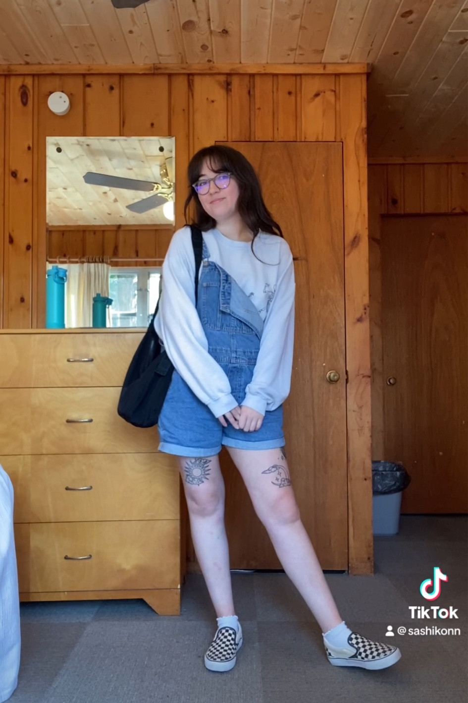 Sweatshirt: Urban Outfitters 