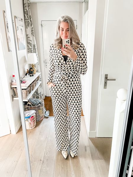 Outfits of the week

A very long graphic print wide leg jumpsuit from a local boutique. Paired with beige booties. 



#LTKworkwear #LTKcurves #LTKeurope