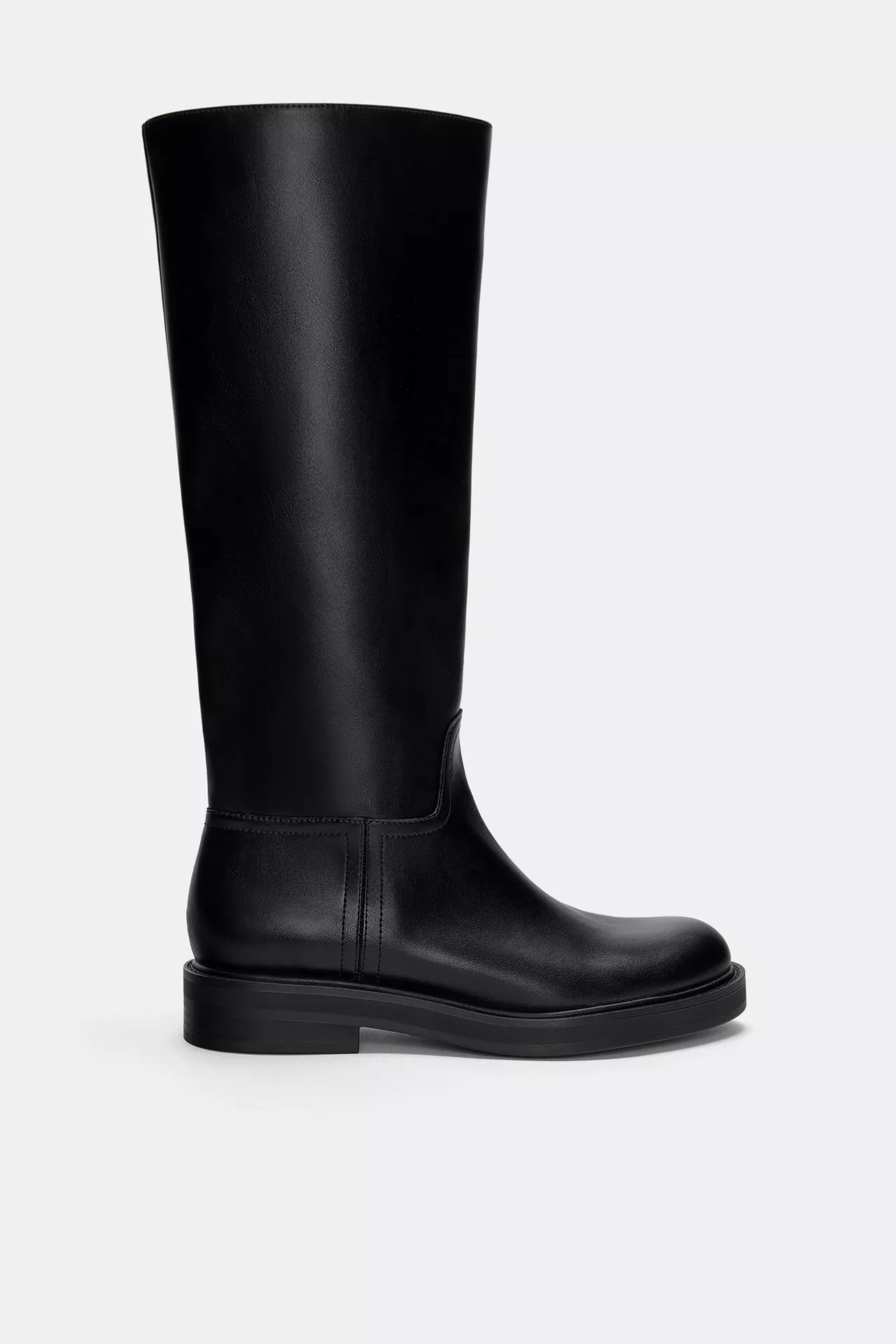 Flache Stiefel mit hohem Schaft | PULL and BEAR DE