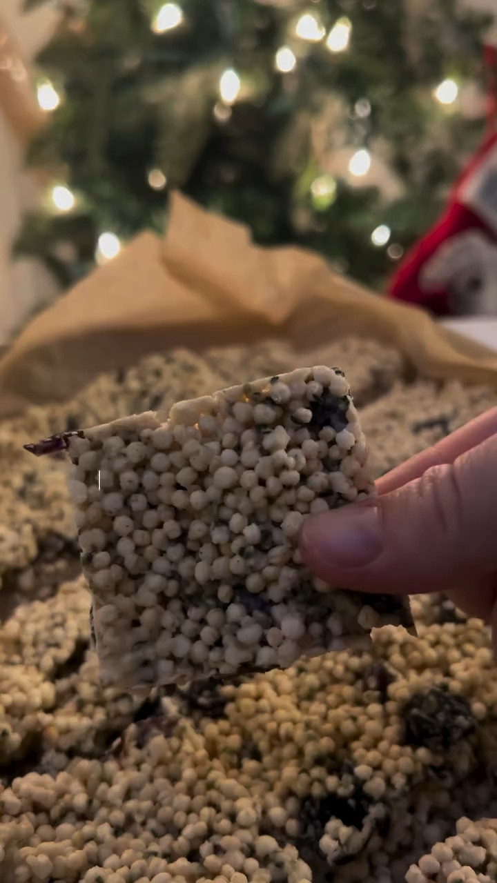 Back with another version of protein puffs!

All you need is 5 simple ingredients:

 1 cup white chocolate chips
 1 tbsp coconut oil
 1½ cups puffed quinoa
¼ cup hemp hearts
 ¼ cup  collagen powder
¼ cup dried cranberries

Melt the chocolate and coconut oil together, then stir in the collagen, hemp hearts, cranberries and puffed quinoa. Spread it out on a baking sheet and let it chill in the fridge. Once set, cut into squares and enjoy for a crunchy treat!