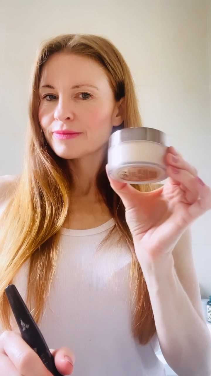 Translucent loose setting powder Laura Mercier .
For a soft , smooth flawless look all day .
.
I’m still using the original one but the new ones are talc free ! 
.
#powder #makeup #basemakeup #beauty 


#LTKU #LTKbeauty #LTKunder100