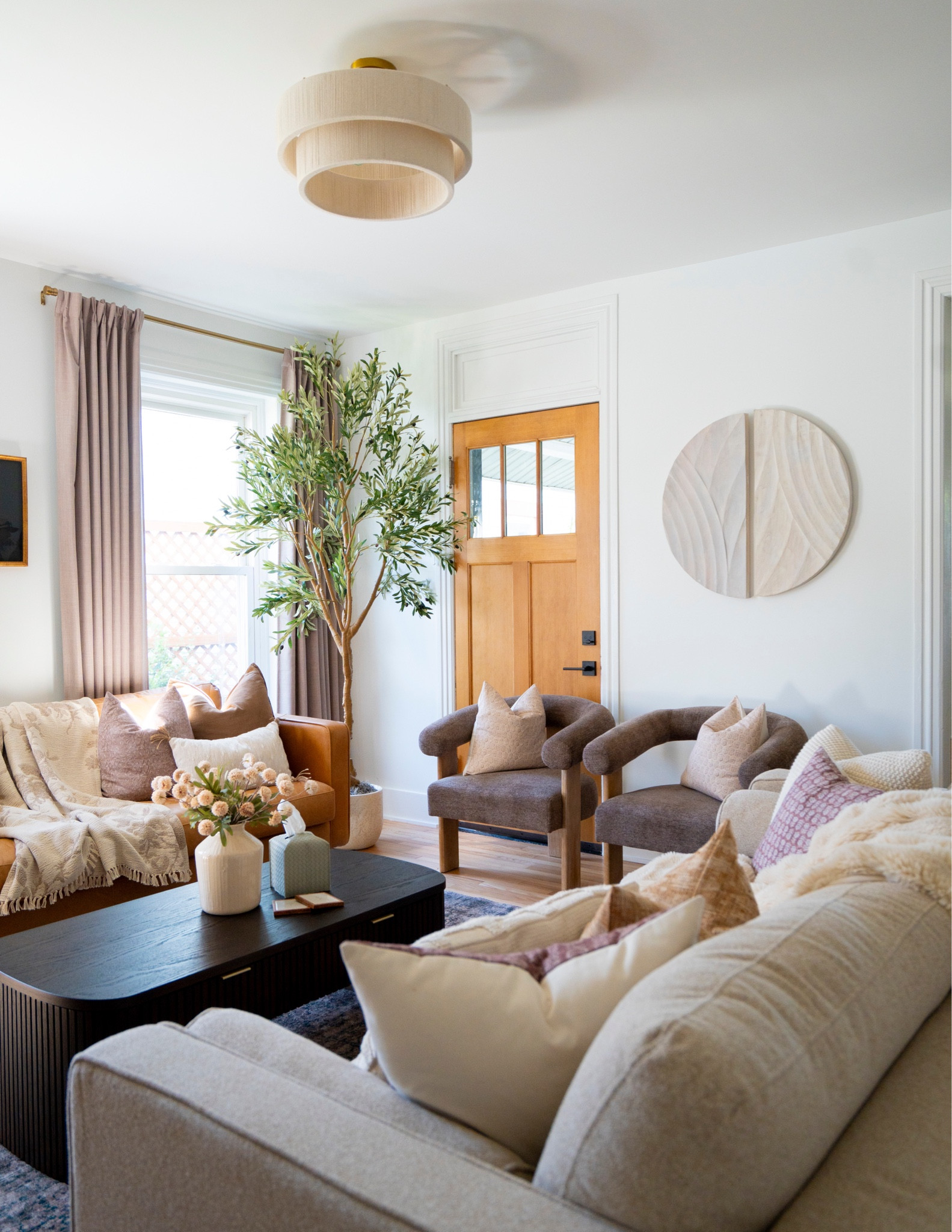Our cozy Airbnb living room is a crowd favorite - beautiful natural lighting for all the family&friends hang outs! 

#Airbnbhome