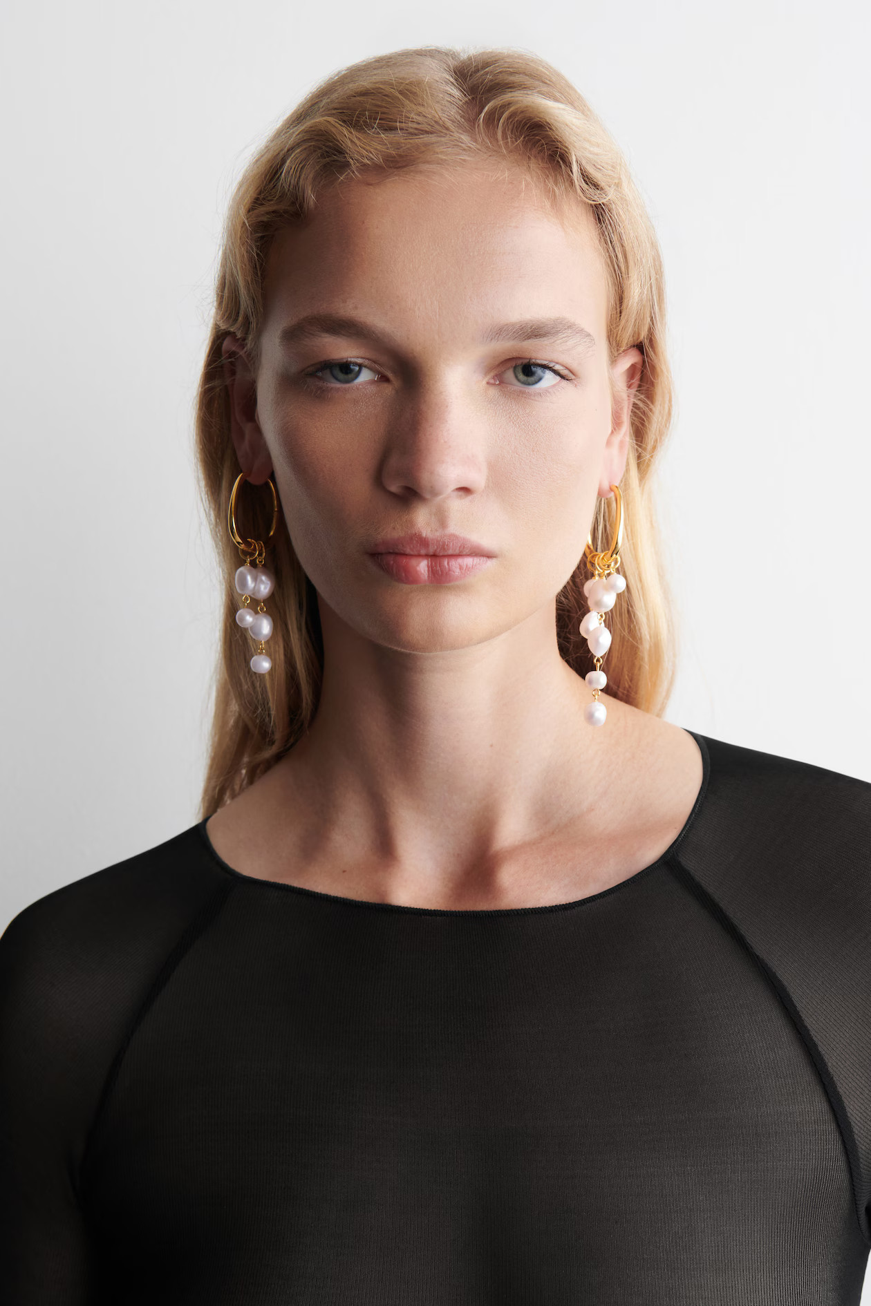 MISMATCHED FRESHWATER PEARL CHARM EARRINGS - GOLD | COS GB | COS UK