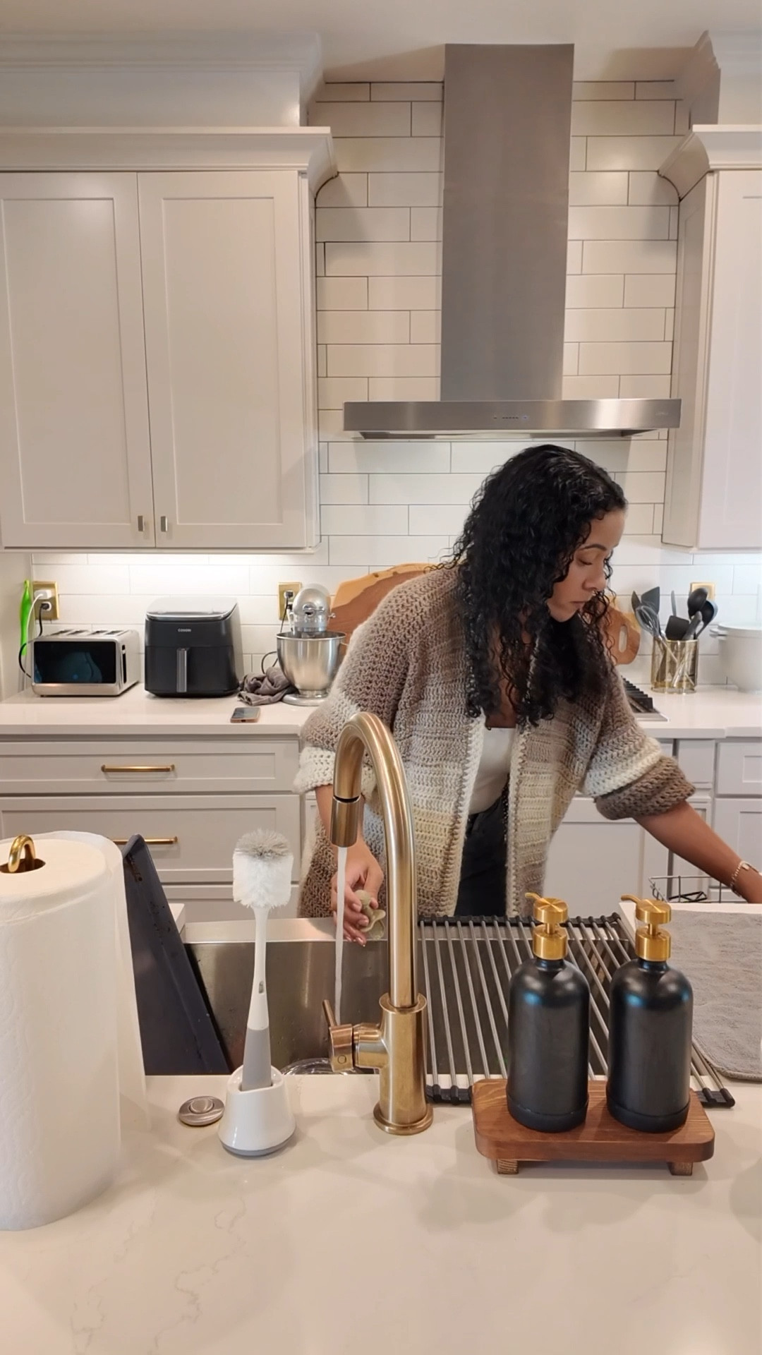 I didn’t realize how much I could clean in just 10 minutes until I started setting a timer. One quick reset after breakfast completely transformed my kitchen counters. If you’re a busy mom, try this—10 minutes can give you a whole new kitchen and a whole new mood. ✨

#LTKmomlife #LTKmorningroutine #LTKHome