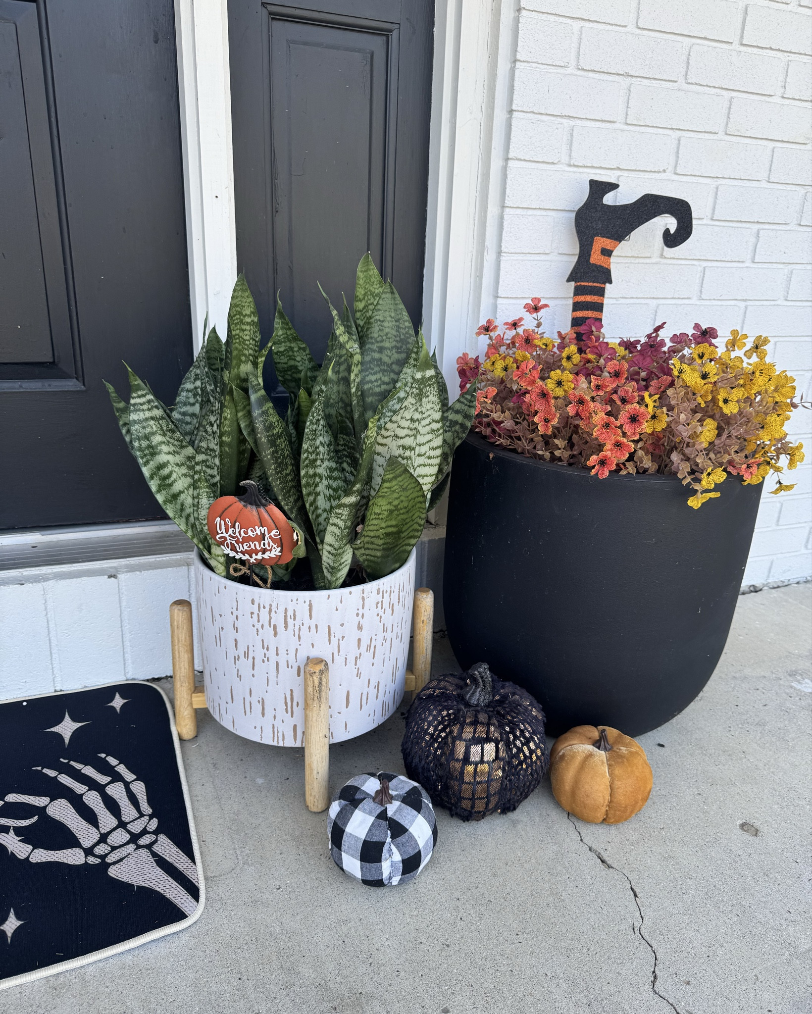 Front porch fall and Halloween decor, affordable fall and Halloween decorations 

#LTKSeasonal #LTKFindsUnder50 #LTKHome