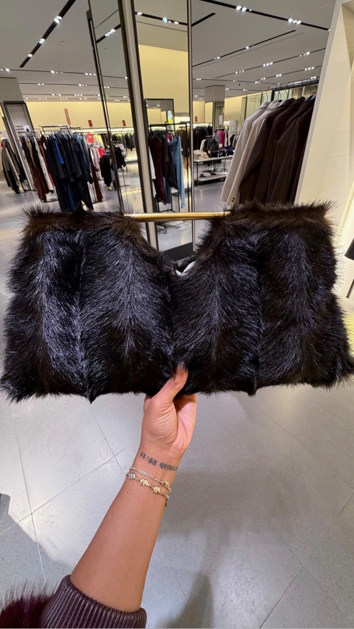 ZARA find 🤎 This faux fur clutch is giving luxe winter vibes and it’s ON SALE ✨Perfect for holiday looks, date nights, or elevating a simple outfit. 