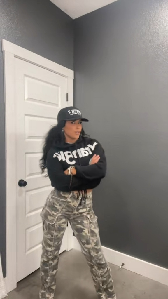 Wearing a XS in the hoodie and size 25 in the pants🤠  (linked a similar Wrangler hoodie)