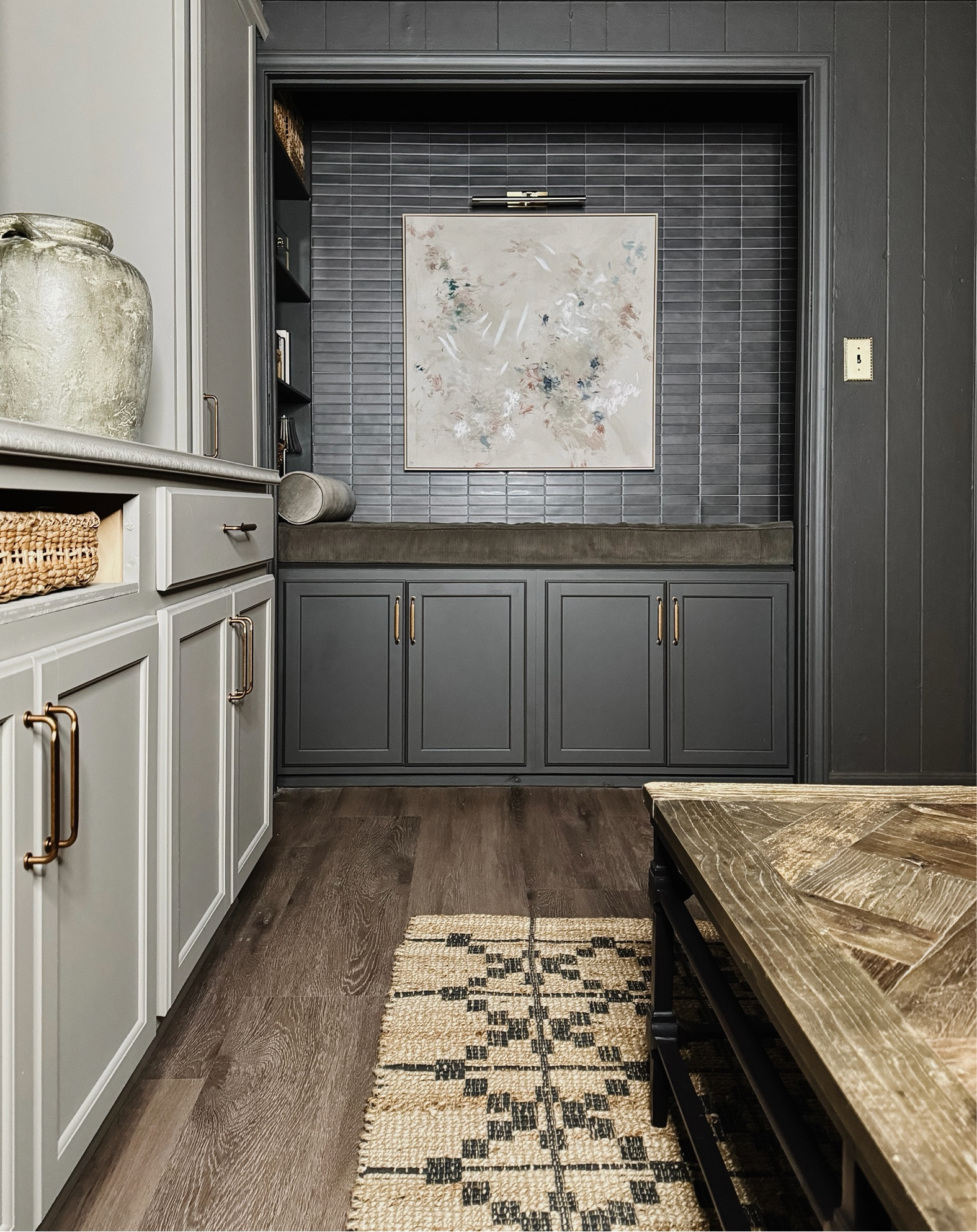 Love this cozy built-in reading nook! 

#budgetart #oversizedvase #cabinethardware #picturelight 

#LTKFindsUnder50 #LTKFindsUnder100 #LTKHome