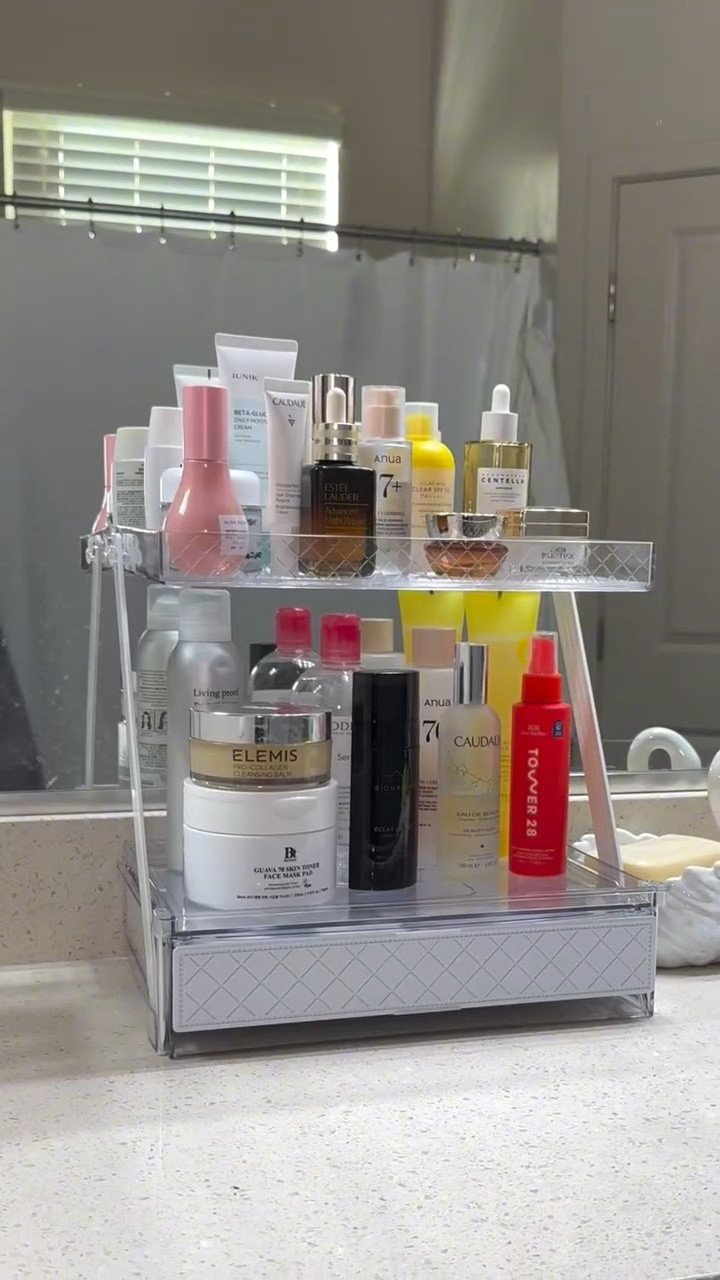 Este nuevo organizador de acrílico fue justo lo que necesitaba: más espacio, más orden y mil veces más bonito 🫶🏼✨
.
.
.
.
.
.
.
#organizedlife #homeorganization #homedecor #vanityorganization #organization #skincareorganization #vanitygoals #shelfie #skincareproducts

#LTKHome #LTKFindsUnder50