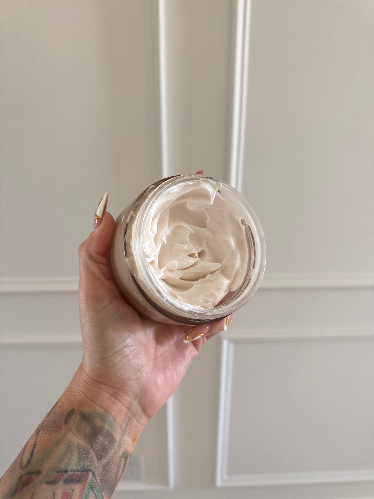 This lotion is sooooooooo good I wish you could smell it through the screen. If you like warm sexy vanilla scents please grab this and thank me later. It layers so well with vanilla base perfumes