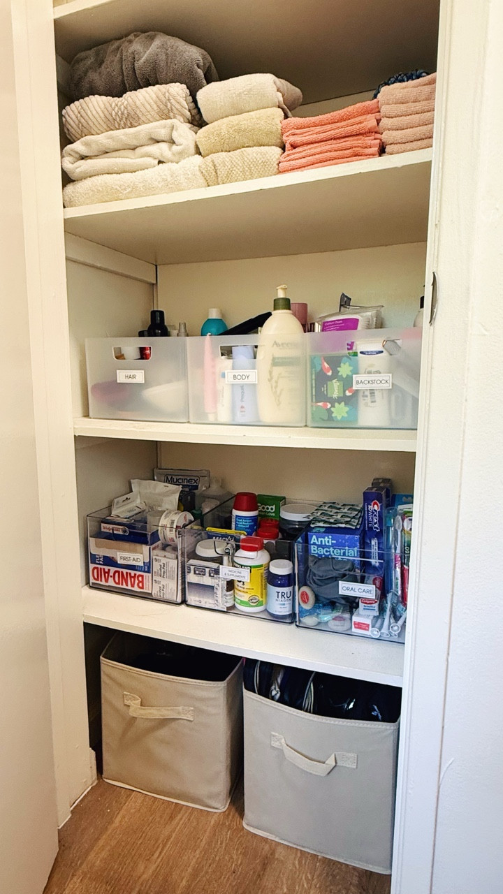 Categorizing a space well can make all the difference in functionality!👏 We love this bathroom closet transformation we did for our client. Minimal product was brought in, but it was used to keep categories together. Even using different shelves to categorize can be very helpful in keeping similar items together. 

If you’re tackling a closet like this, I linked our favorite simple organizing solutions in our bio!🔗

#bathroomorganization #medicinecabinetorganization #linenclosetorganization #spacesbyemily #losangelesorganizer