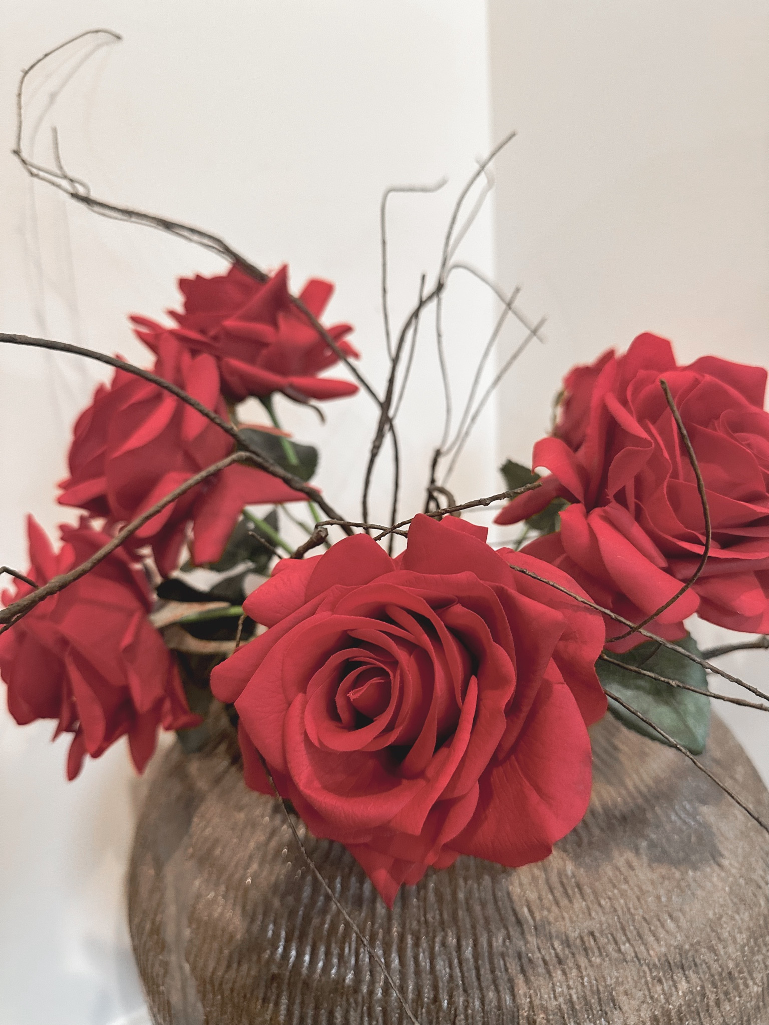 Festive red roses + a Port & Penny vase 🤌🏻 💋🌹