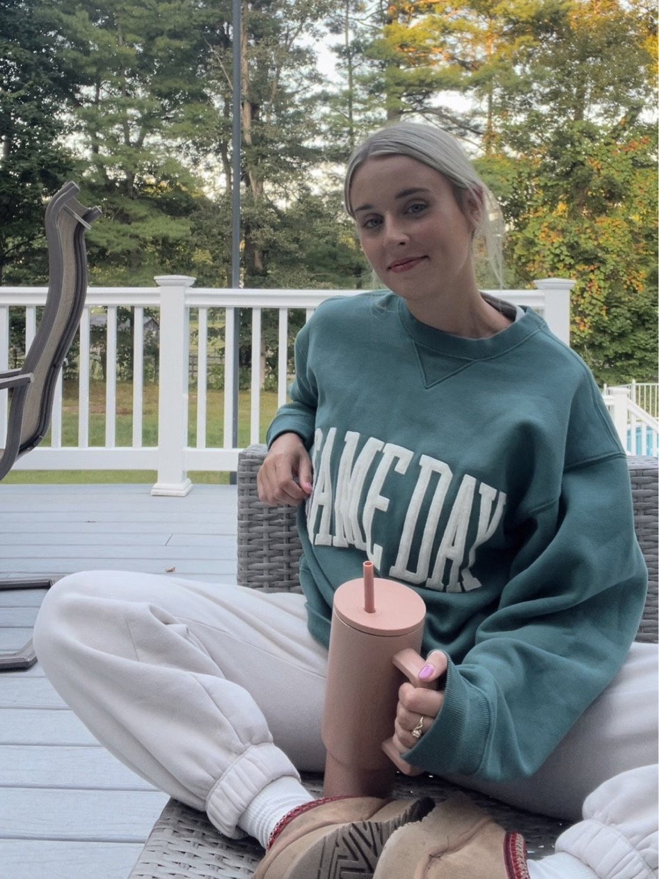 Fall outfits😌

#gameday #abercrombie #pullover #sweats #lounge #sweatpants #falloutfit #ugg #simplemodern #tumbler

#LTKSeasonal #LTKShoeCrush #LTKFallSale