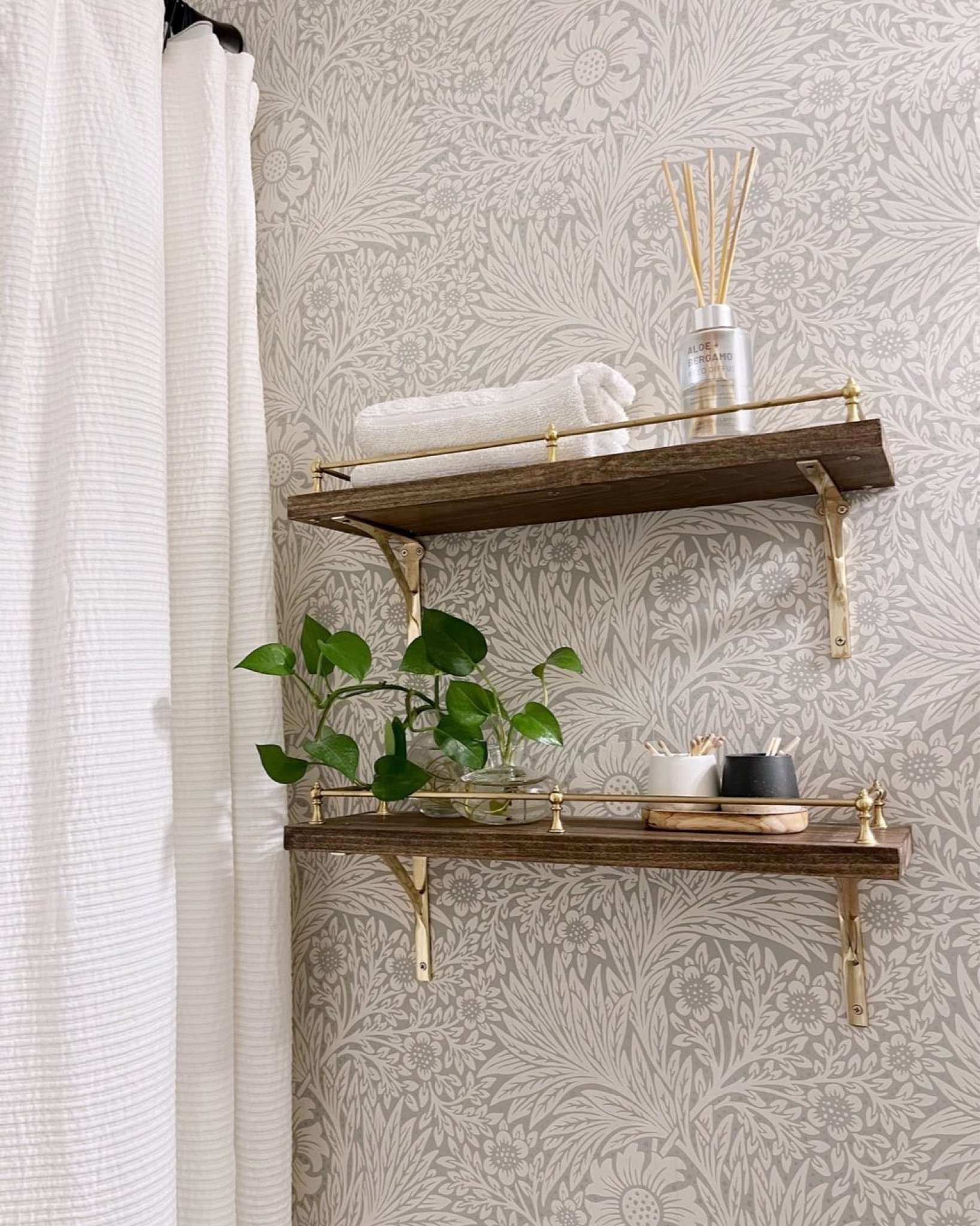 When I fell in love with the Rejuvenation gallery rail shelf, but not the price, and decided to make it myself 🤩

#bathroomshelf #bathroomshelfie #shelfstyling #bathroomdecor #bathroominspo #bathroomwallpaper #galleryrail #railshelf #galleryshelf #decorinspo #diy #diyhome #diyshelf #imadethis